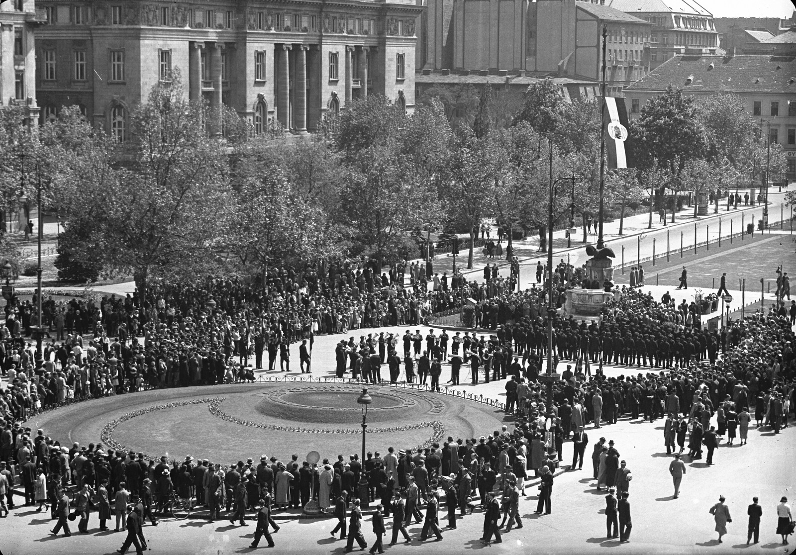 Magyarország, Budapest V., Szabadság tér, Irredenta emlékhely és Országzászló. A Magyar Királyi Posta Központi Járműtelepének őrségnapja 1936. május 10-én. Középen a Járműtelep zenekara., 1936, Pálinkás Zsolt, zászló, tömeg, emlékmű, megemlékezés, ünnepség, sokadalom, Turul-szobor, gázlámpa, Budapest, Fortepan #32177