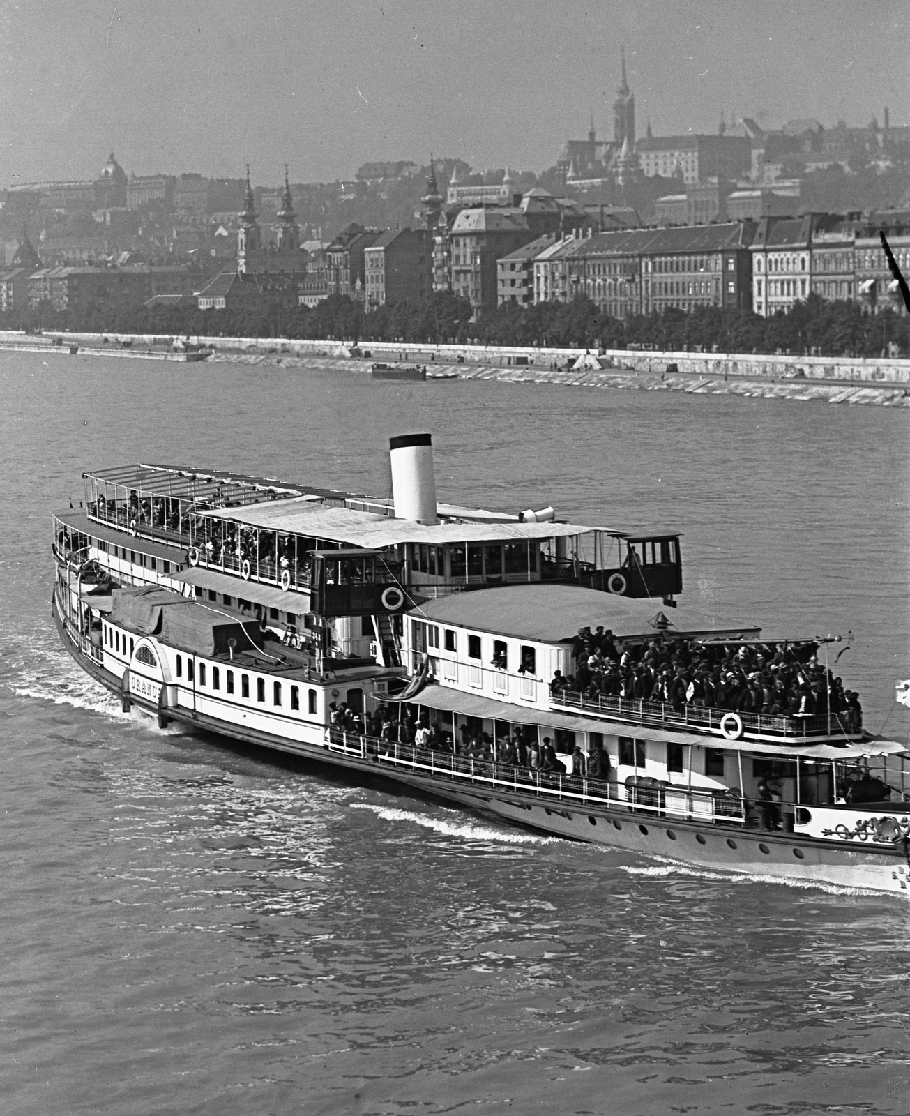 Hungary, Budapest, a DDSG Uranus személyszállító gőzhajója, háttérben a Bem (Margit) rakpart és a budai Vár., 1938, Pálinkás Zsolt, ship, river, steamboat, Uranus shp, Fortepan #32178
