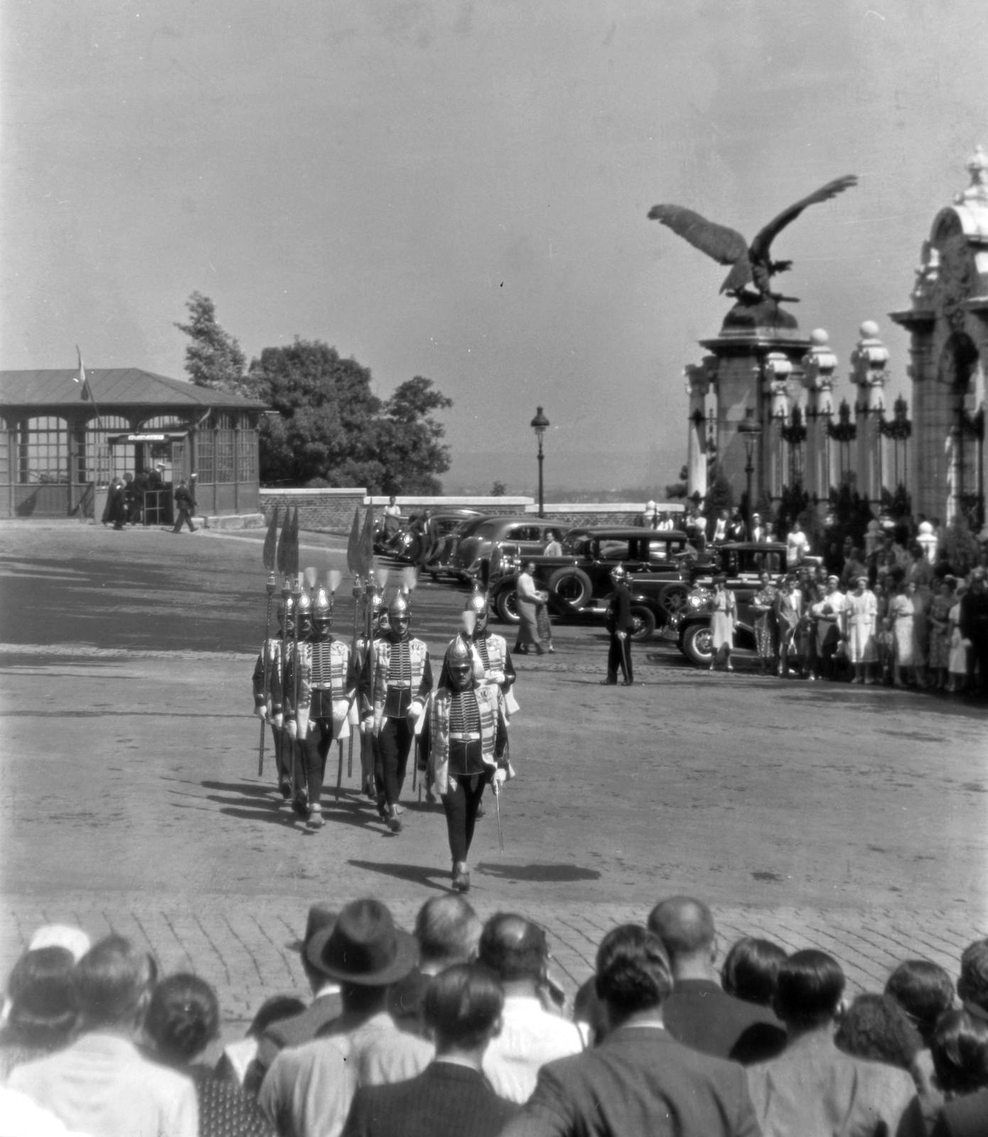 Hungary, Budapest I., Szent György tér, szemben balra a Budai Hegypálya (később Budavári Sikló) pavilonja. A Magyar Királyi Testőrség tagjai a Szent István-napi ünnepségen., 1938, Pálinkás Zsolt, festive, Turul sculpture, guard, panache, Budapest, Fortepan #32179