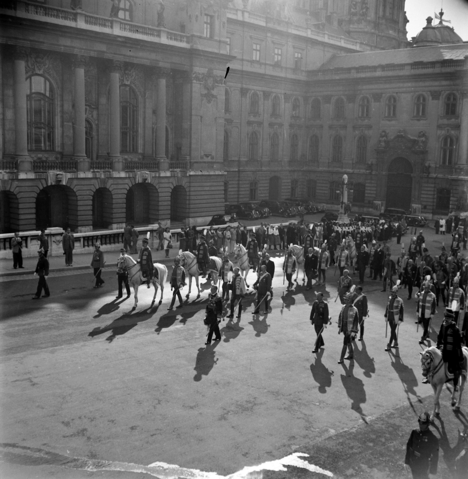 Hungary, Budapest I., a Királyi Palota (később Budavári Palota) Hunyadi udvara a Szent István-napi ünnepségen. Elöl Horthy Miklós kormányzó a Magyar Királyi Testőrség tagjai között., 1938, Pálinkás Zsolt, celebrity, festive, rider, guard, Budapest, Fortepan #32185