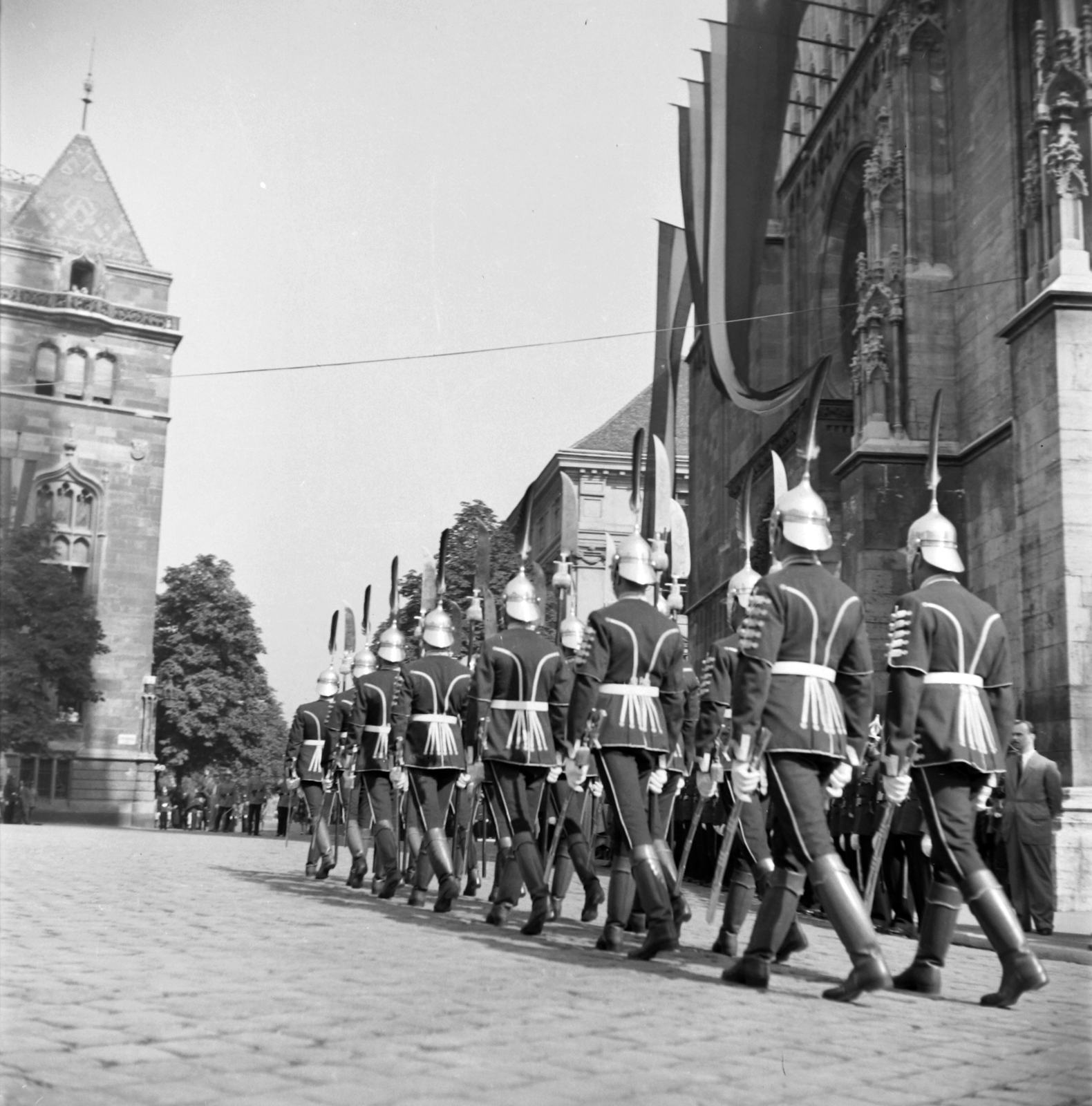 Hungary, Budapest I., Szentháromság tér, balról a Pénzügyminisztérium, jobbról a Mátyás-templom. A Képviselőházi Őrség tagjai a Szent István-napi ünnepségen., 1938, Pálinkás Zsolt, church, festive, public building, Neo-Gothic-style, guard, eagle feather, Budapest, Sándor Fellner-design, Fortepan #32187