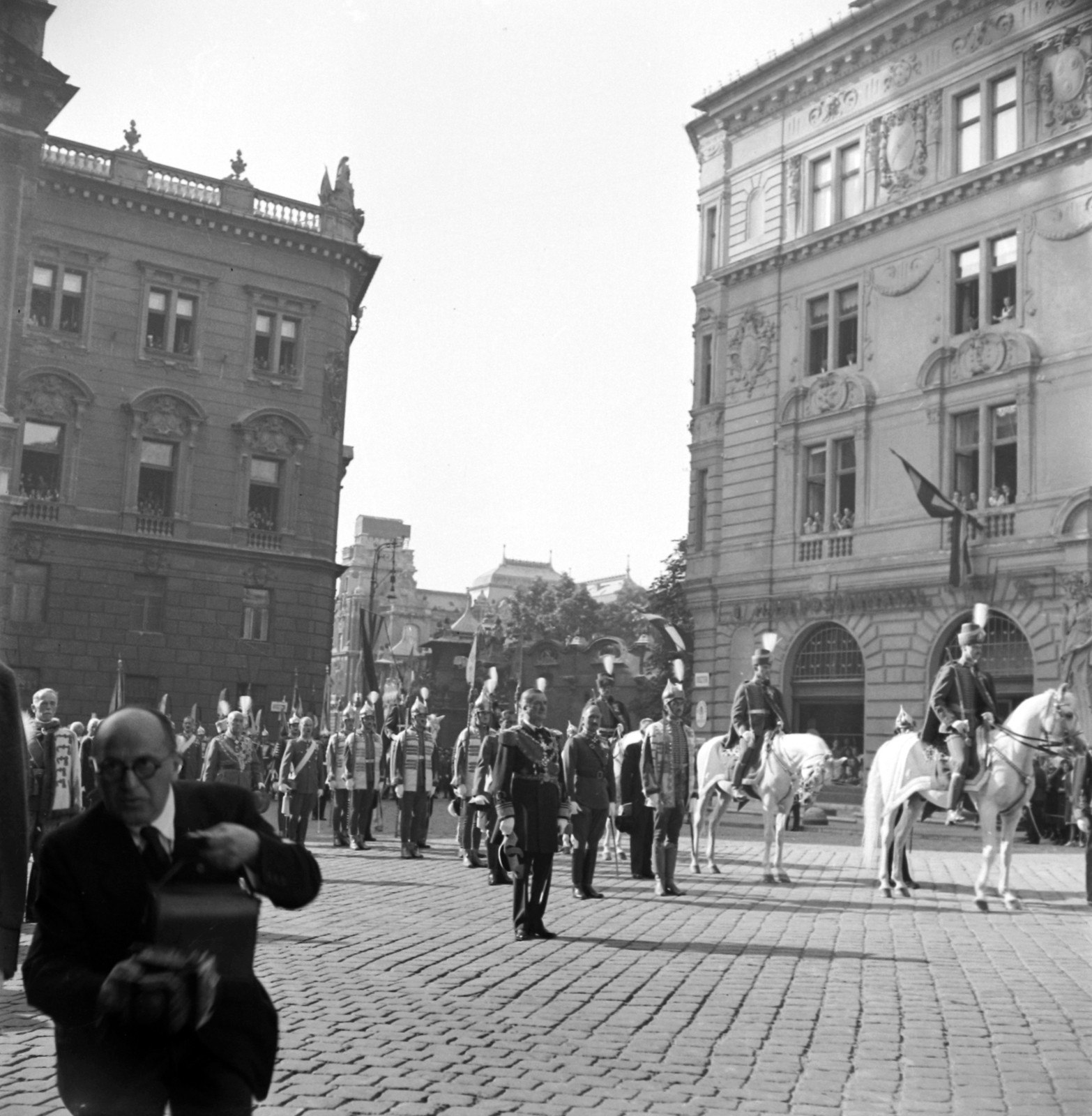 Hungary, Budapest I., Dísz tér, balra a Honvéd Főparancsnokság épülete. Szent Jobb körmenet a Szent István-napi ünnepségen, elöl Horthy Miklós kormányzó a Magyar Királyi Testőrség tagjai között., 1938, Pálinkás Zsolt, celebrity, festive, photography, guard, Budapest, Fortepan #32190