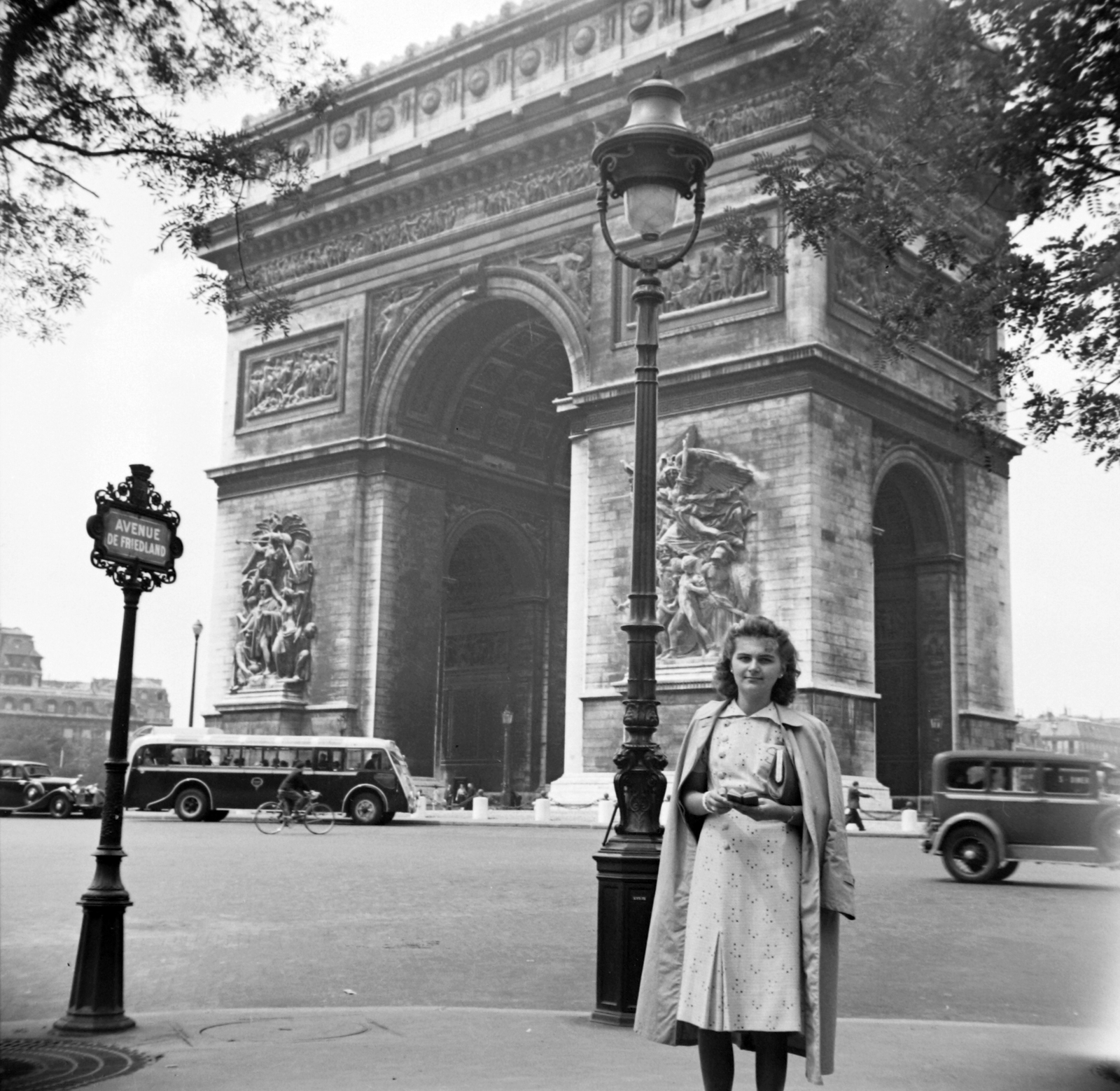 Franciaország, Párizs, Diadalív (Arc de Triomphe) a Friedland sugárút végéről fényképezve., 1939, Saly Noémi, autóbusz, diadalív, neoklasszicizmus, Jean-François Chalgrin-terv, Fortepan #32201