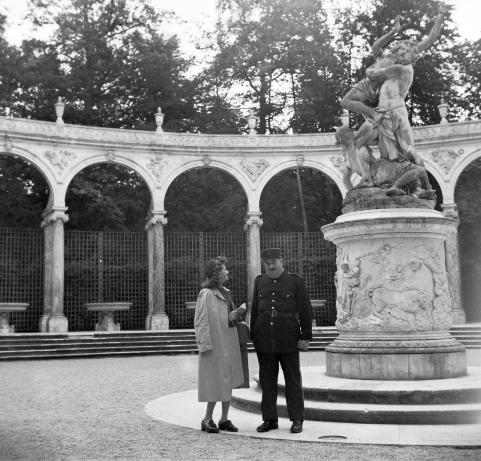 Franciaország, Versailles, a kastély parkja, Bosquet de la Colonnade, középen François Girardon alkotása: Plutó elrabolja Proserpinát., 1939, Saly Noémi, szobor, rendőr, Fortepan #32206