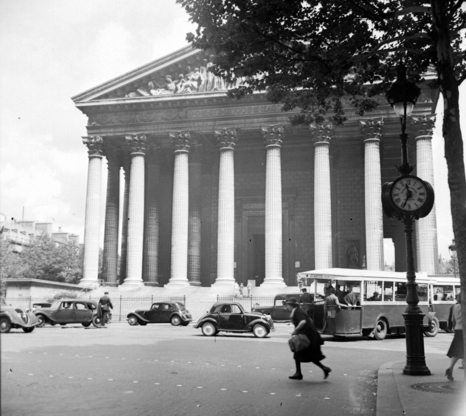 Franciaország, Párizs, Place de la Madeleine, Madeleine-templom., 1939, Saly Noémi, templom, autóbusz, katolikus, automobil, neoklasszicizmus, Pierre-Alexandre Vignon-terv, Fortepan #32210