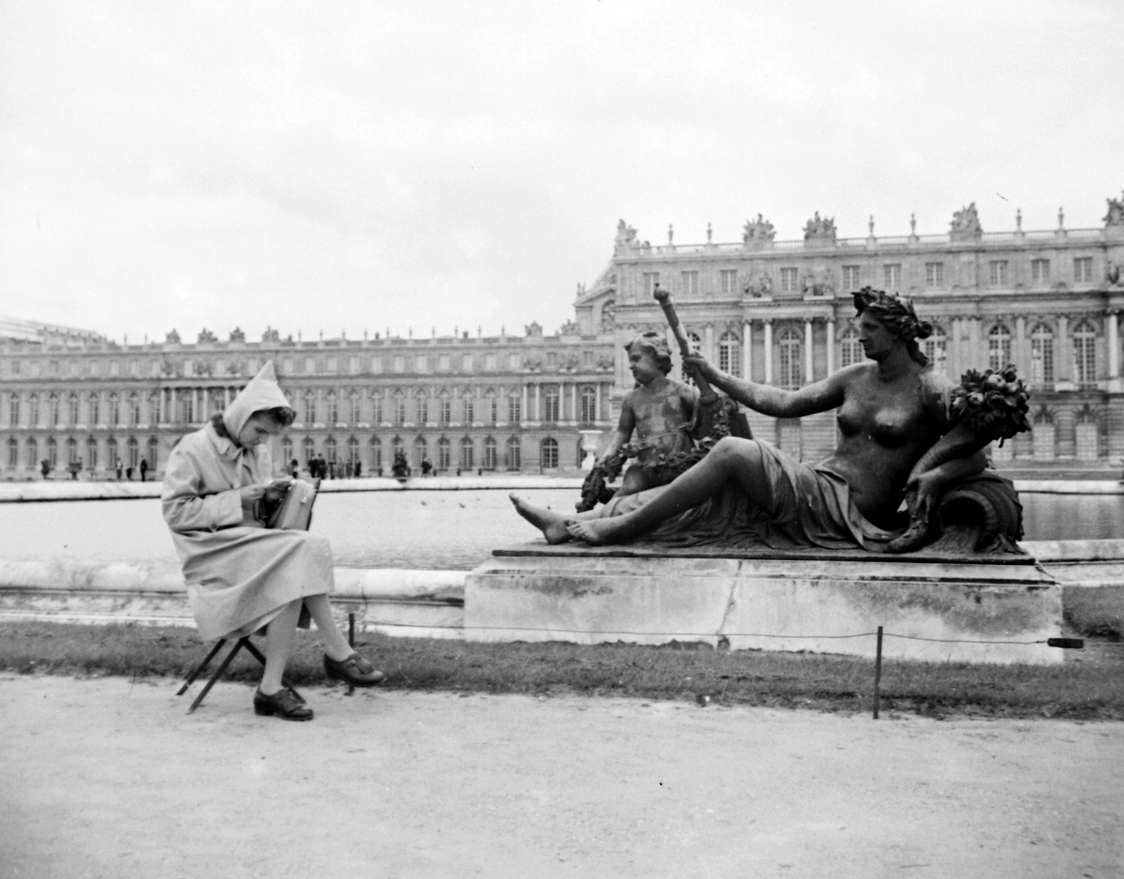 Franciaország, Versailles, 1939, Saly Noémi, szobor, meztelen alak, esőkabát, Fortepan #32222