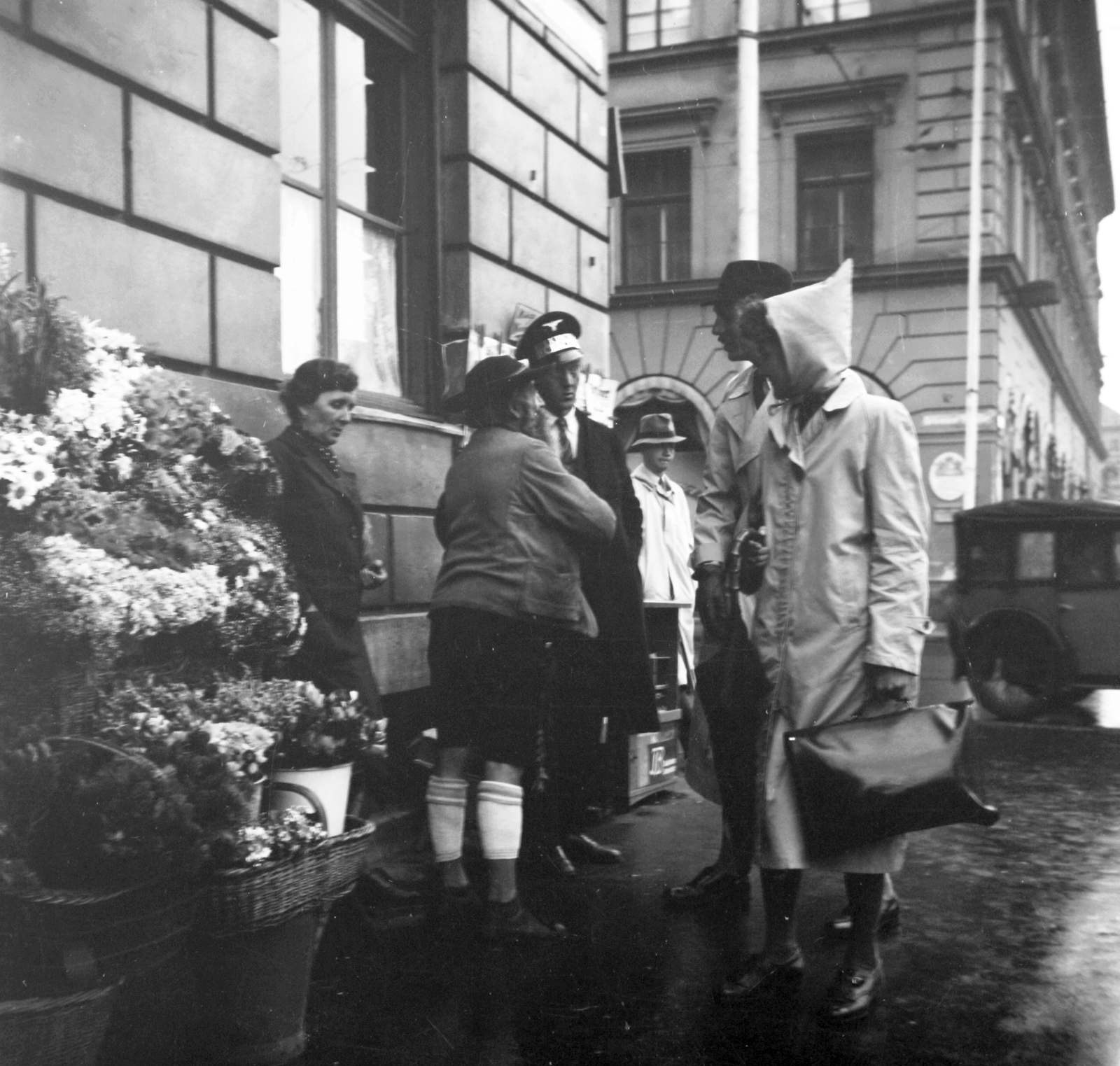 Németország, München, 1939, Saly Noémi, virágárus, esőkabát, aktatáska, Fortepan #32225