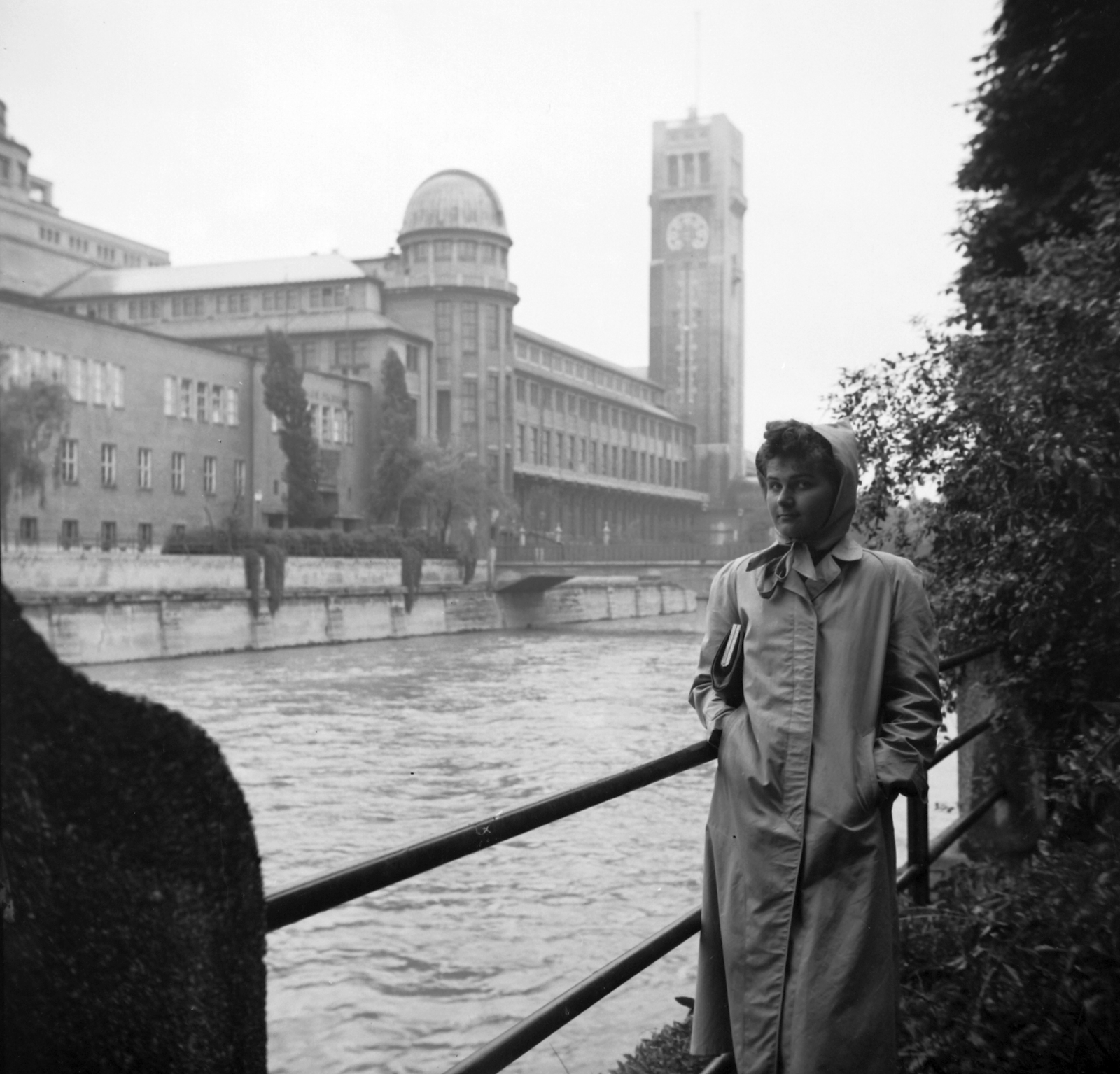 Németország, München, az Isar folyó partja az Erhardtstrasse-nál, szemben a Boschbrücke, balra a Museumsinsel-en a Deutsches Museum., 1939, Saly Noémi, múzeum, torony, barométer, hőmérő, Gabriel von Seidl-terv, Fortepan #32227