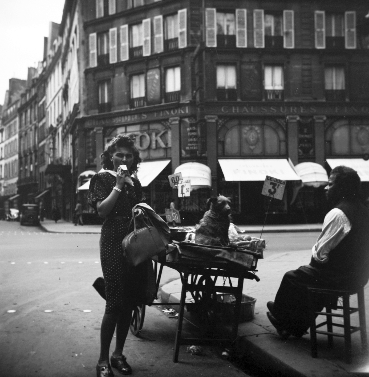 Franciaország, Párizs, Rue de Rivoli 144., 1939, Saly Noémi, hokedli, zöldséges, kutya, ártábla, fagylalt, Fortepan #32230
