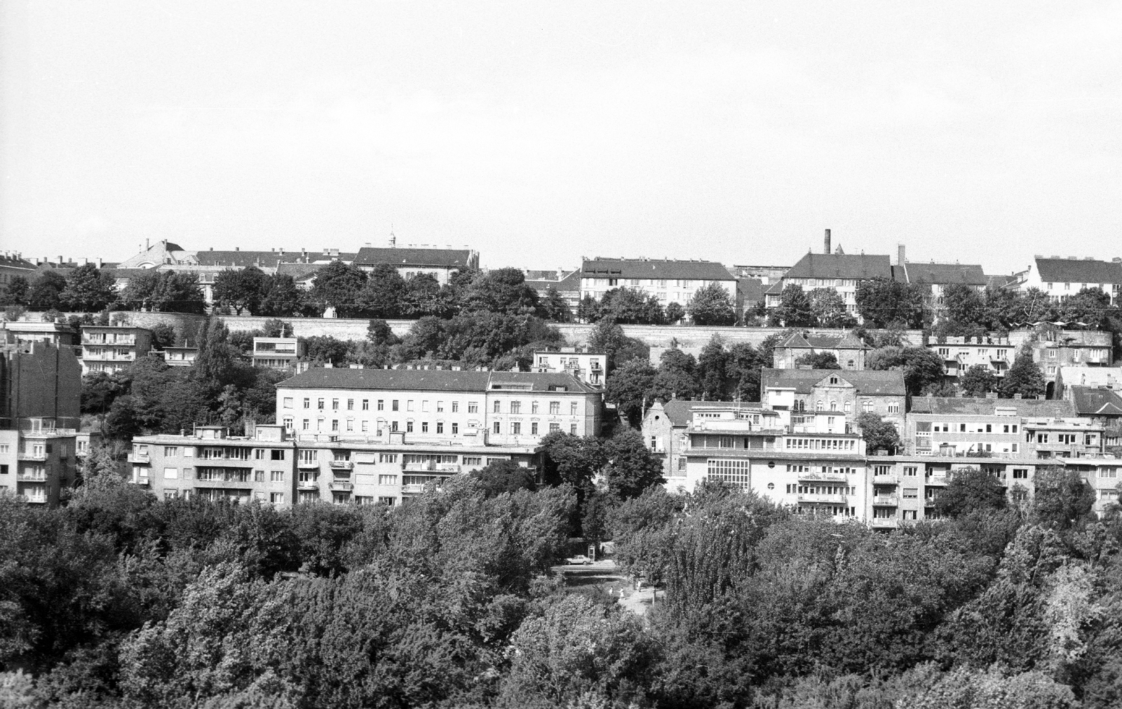 Hungary, Budapest I., a Tóth Árpád sétány és a nyugati várlejtő, előtérben az Attila út házai a Buda-Penta hotelből nézve., 1984, Építésügyi Dokumentációs és Információs Központ, VÁTI, Budapest, Fortepan #32234