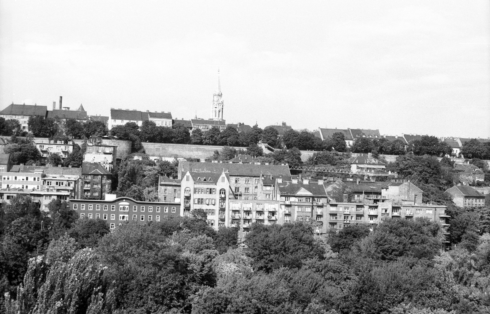 Magyarország, Budapest I., a Tóth Árpád sétány és a nyugati várlejtő, előtérben az Attila út házai a Buda-Penta hotelből nézve., 1984, Építésügyi Dokumentációs és Információs Központ, VÁTI, templom, városkép, várfal, Budapest, Fortepan #32236