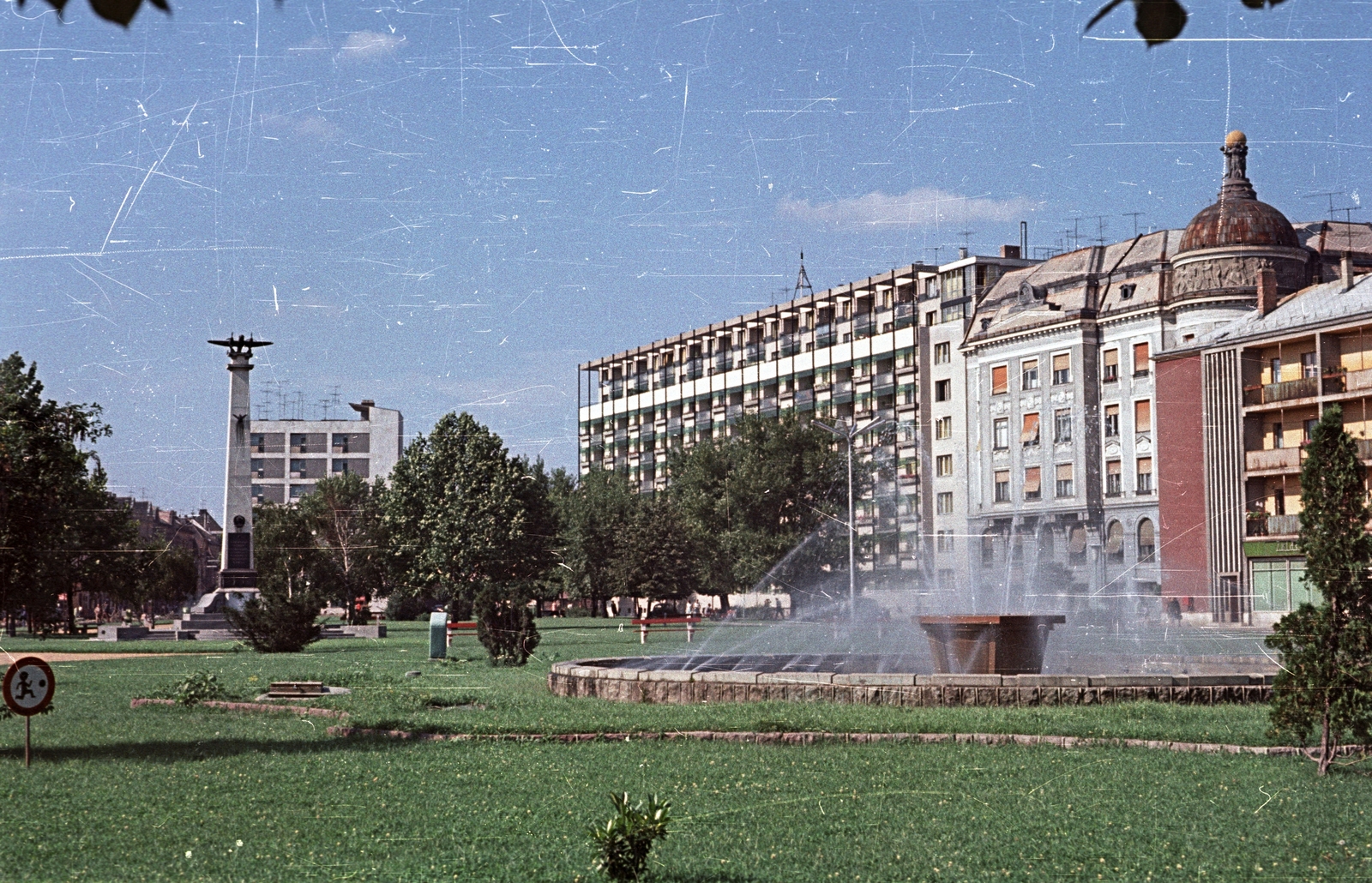 Hungary, Debrecen, Petőfi tér., 1966, Építésügyi Dokumentációs és Információs Központ, VÁTI, colorful, fountain, monument, Soviet memorial, Fortepan #32242