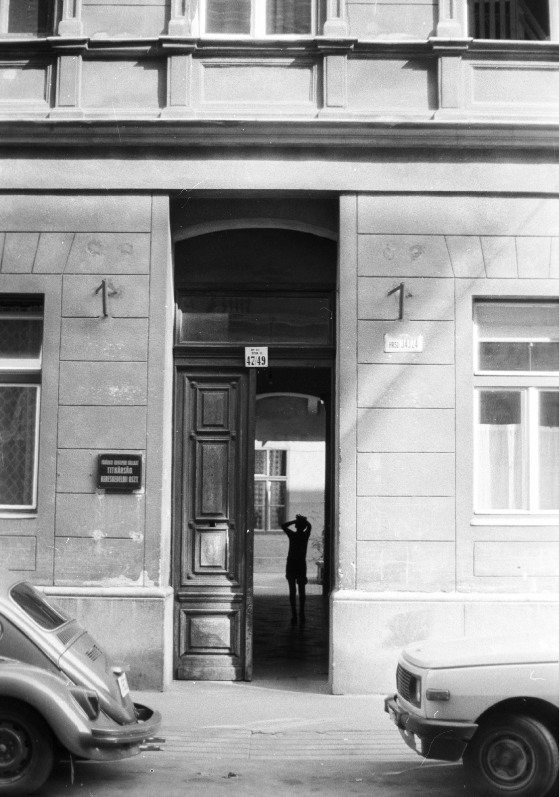 Hungary, Budapest VII., Dob utca 49. (ekkor a Dob utca 47. és 49. közös bejárata)., 1990, Építésügyi Dokumentációs és Információs Központ, VÁTI, German brand, Wartburg-brand, Volkswagen-brand, automobile, Volkswagen Beetle, house number sign, Budapest, Fortepan #32243