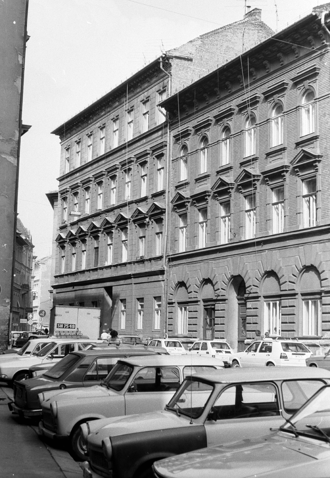 Hungary, Budapest VII., Dob utca a Klauzál tér felől az Akácfa utca felé nézve., 1990, Építésügyi Dokumentációs és Információs Központ, VÁTI, Czechoslovak brand, German brand, Trabant-brand, street view, cityscape, Skoda-brand, Polski Fiat-brand, Volkswagen-brand, Dacia-brand, Polish brand, Romanian make, Budapest, Fortepan #32244