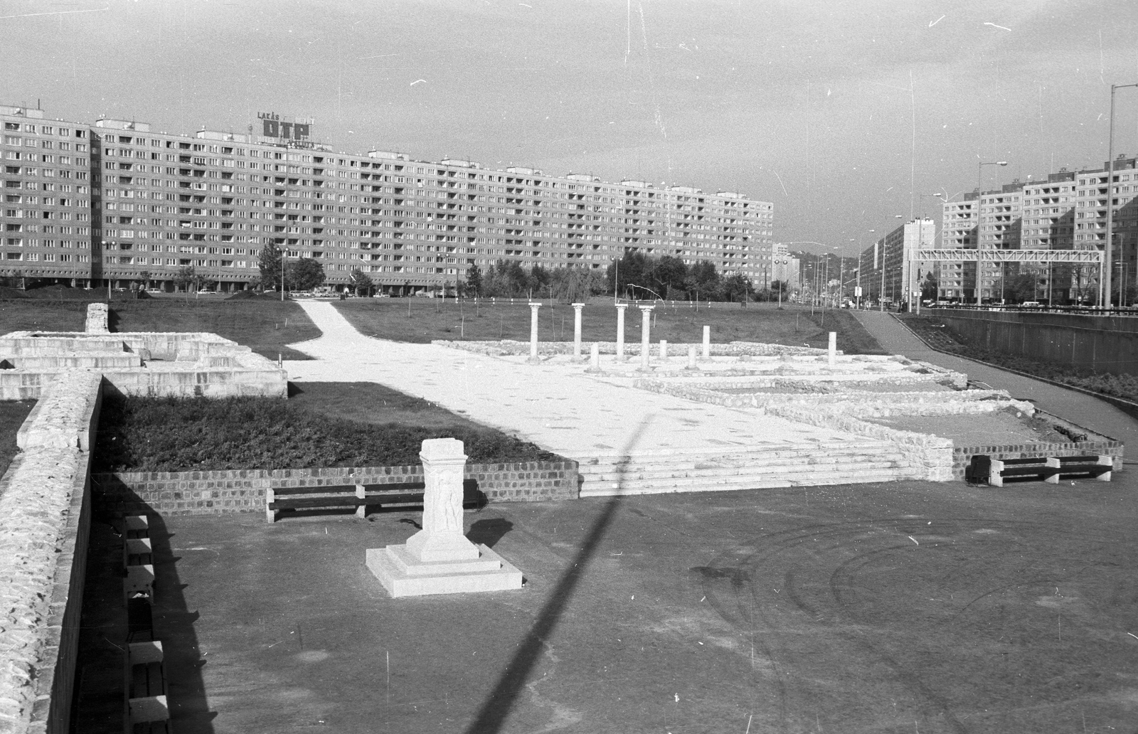 Magyarország, Óbuda, Budapest III., Flórián tér, római kori maradványok, háttérben a Szőlő utcai sávház (Faluház)., 1985, Építésügyi Dokumentációs és Információs Központ, VÁTI, lakótelep, panelház, antik kultúra, Budapest, Fortepan #32250