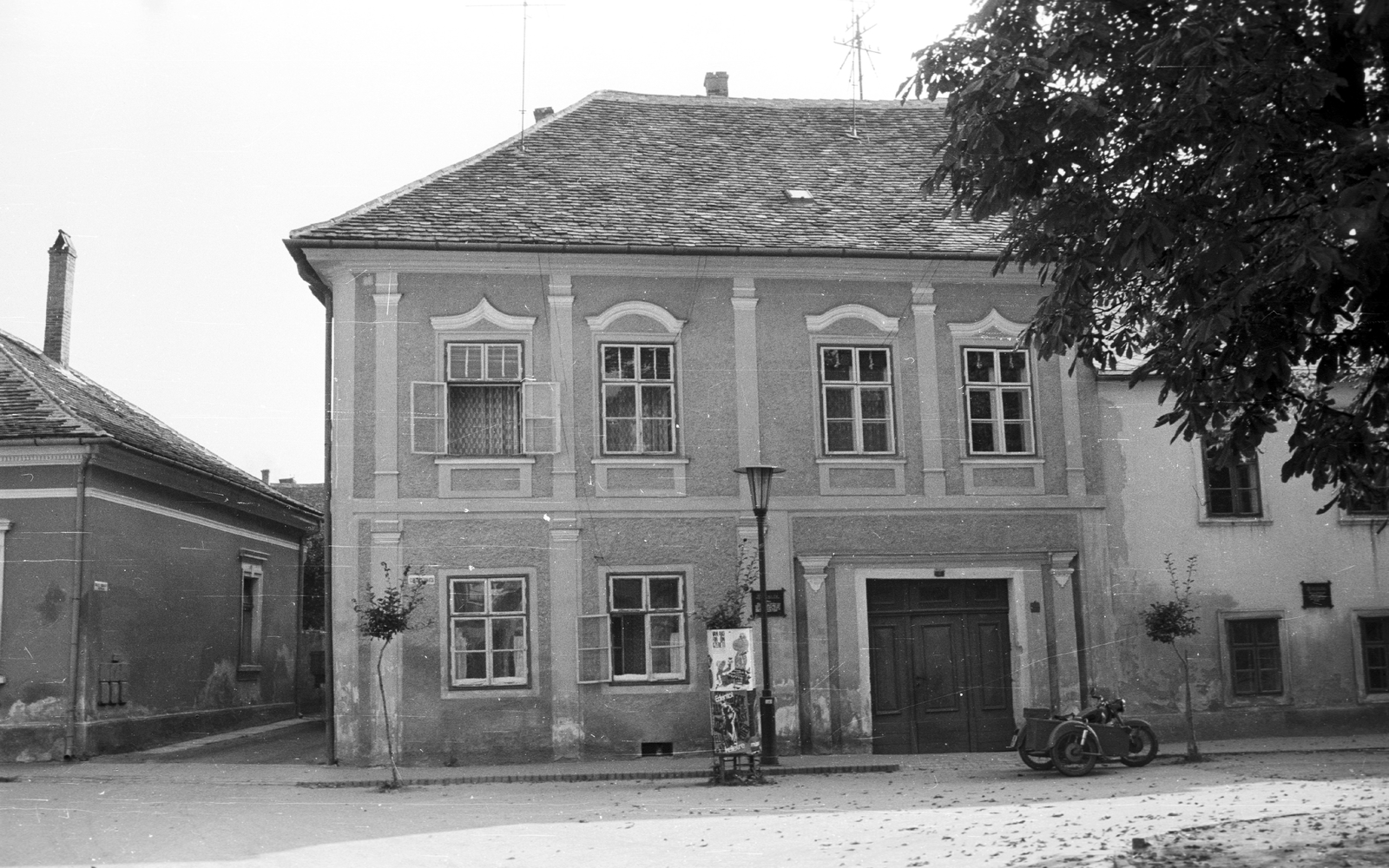 Hungary, Kőszeg, Schneller István utca 3., Táblaház. Balra a Táblaház (Schätzel Frigyes) utca., 1965, Építésügyi Dokumentációs és Információs Központ, VÁTI, poster, ad pillar, Fortepan #32260