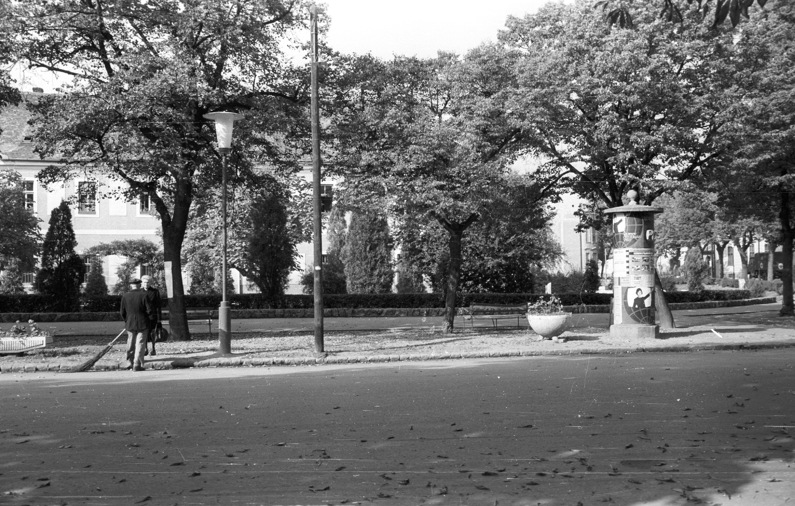 Hungary, Kőszeg, Várkör (Béke út). Háttérben a fák mögött a Béri Balogh Ádám Általános Iskola (egykor Kelcz-Adelffy konvertita árvaház), 1965, Építésügyi Dokumentációs és Információs Központ, VÁTI, Fortepan #32265