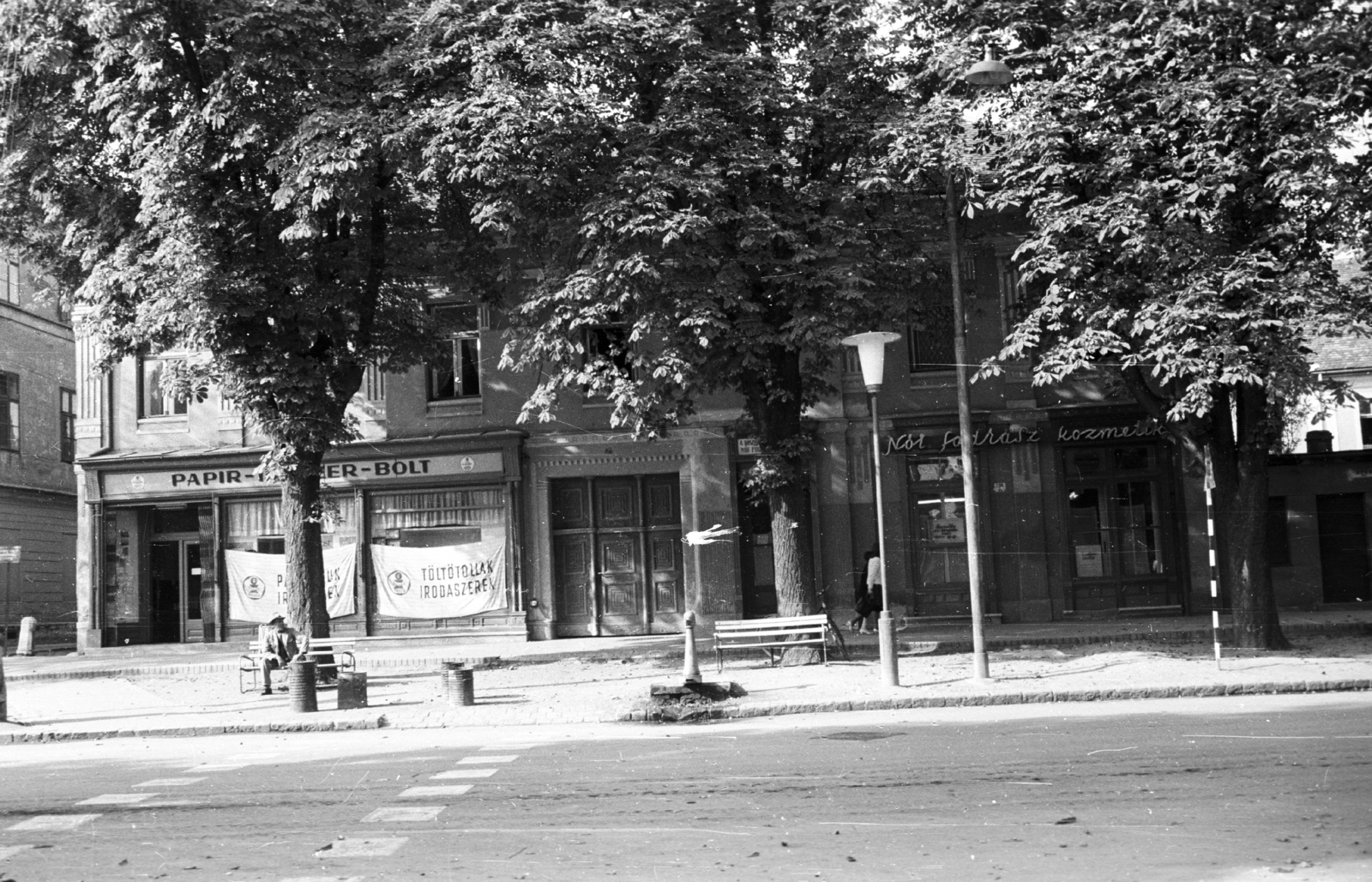 Hungary, Kőszeg, Várkör (Béke út) szemben a 39-es számú épület., 1965, Építésügyi Dokumentációs és Információs Központ, VÁTI, hairdresser, crosswalk, Fortepan #32267