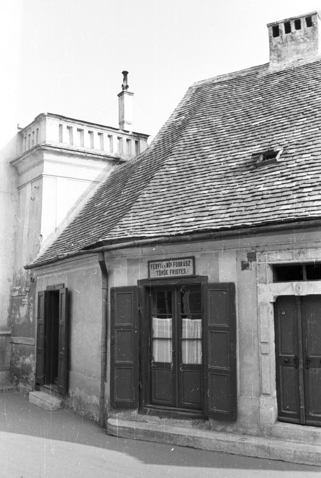 Hungary, Kőszeg, Városház utca., 1965, Építésügyi Dokumentációs és Információs Központ, VÁTI, hairdresser, tradie, Fortepan #32270