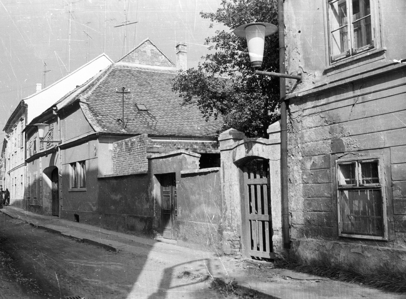 Magyarország, Kőszeg, Chernel utca a Várkör felől, balra az 5., 7. 9., jobbra a 11. számú ház., 1965, Építésügyi Dokumentációs és Információs Központ, VÁTI, Fortepan #32274