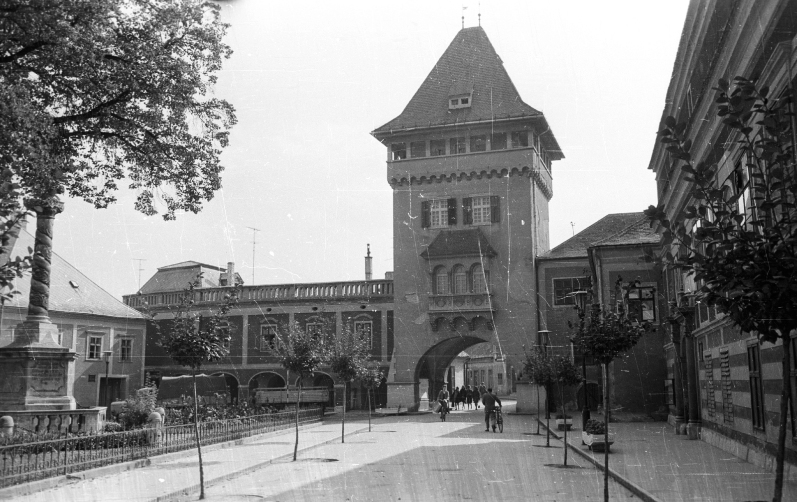 Magyarország, Kőszeg, Jurisics tér, Hősök kapuja., 1965, Építésügyi Dokumentációs és Információs Központ, VÁTI, kerékpár, kaputorony, Fortepan #32279