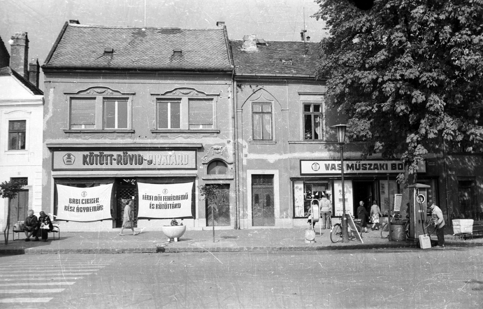 Hungary, Kőszeg, Fő (Köztársaság) tér., 1965, Építésügyi Dokumentációs és Információs Központ, VÁTI, gas station, hardware store, bicycle, crosswalk, Fortepan #32281