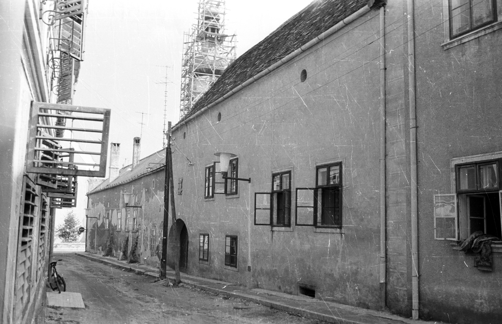 Hungary, Kőszeg, Chernel utca, háttérben Szent Imre-templom felállványozott tornya., 1965, Építésügyi Dokumentációs és Információs Központ, VÁTI, street view, Fortepan #32282