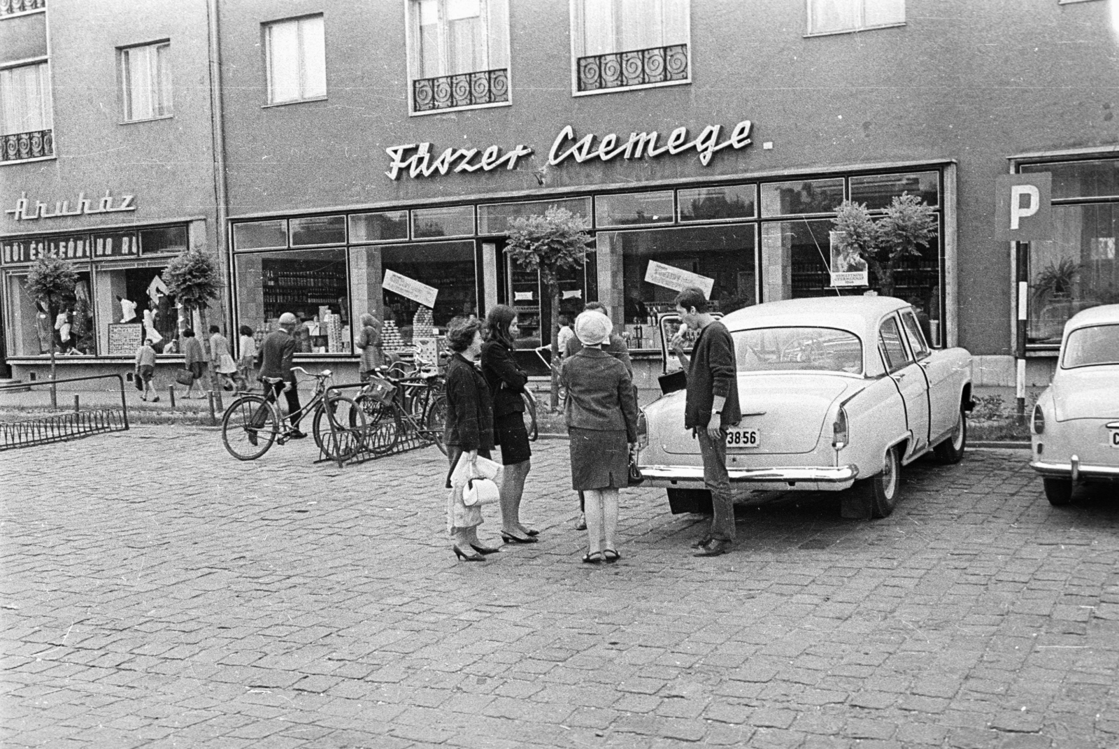 Magyarország, Nagykőrös, Szabadság tér., 1969, Építésügyi Dokumentációs és Információs Központ, VÁTI, kerékpár, kerékpár tároló, Fortepan #32284