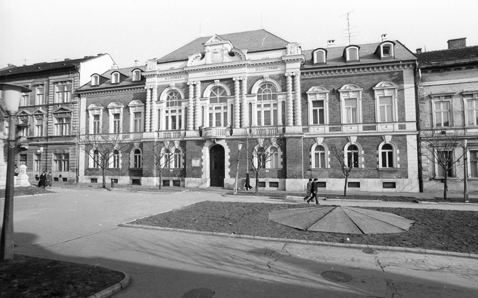 Hungary, Miskolc, Erzsébet (Szabadság) tér, az MTA miskolci székháza az Erzsébet (Szabadság) fürdőtől nézve., 1975, Építésügyi Dokumentációs és Információs Központ, VÁTI, Hungarian Academy of Sciences, Fortepan #32286