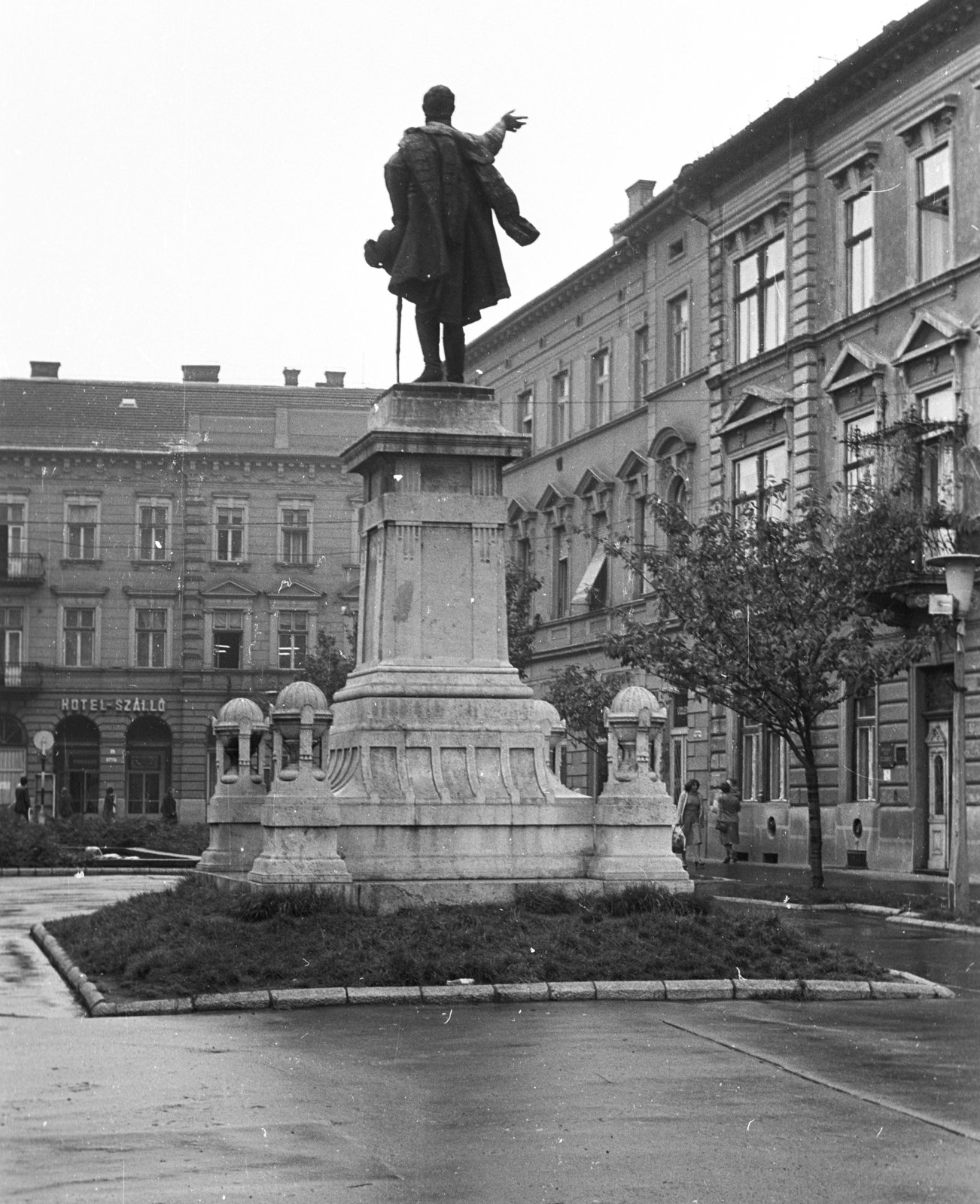 Magyarország, Miskolc, Erzsébet (Szabadság) tér, Kossuth szobor. Háttérben az egykori Korona, később Avas szálló., 1979, Építésügyi Dokumentációs és Információs Központ, VÁTI, szobor, emlékmű, tér, talapzat, Kossuth Lajos-ábrázolás, Kiss István-terv, Róna József-terv, Fortepan #32287