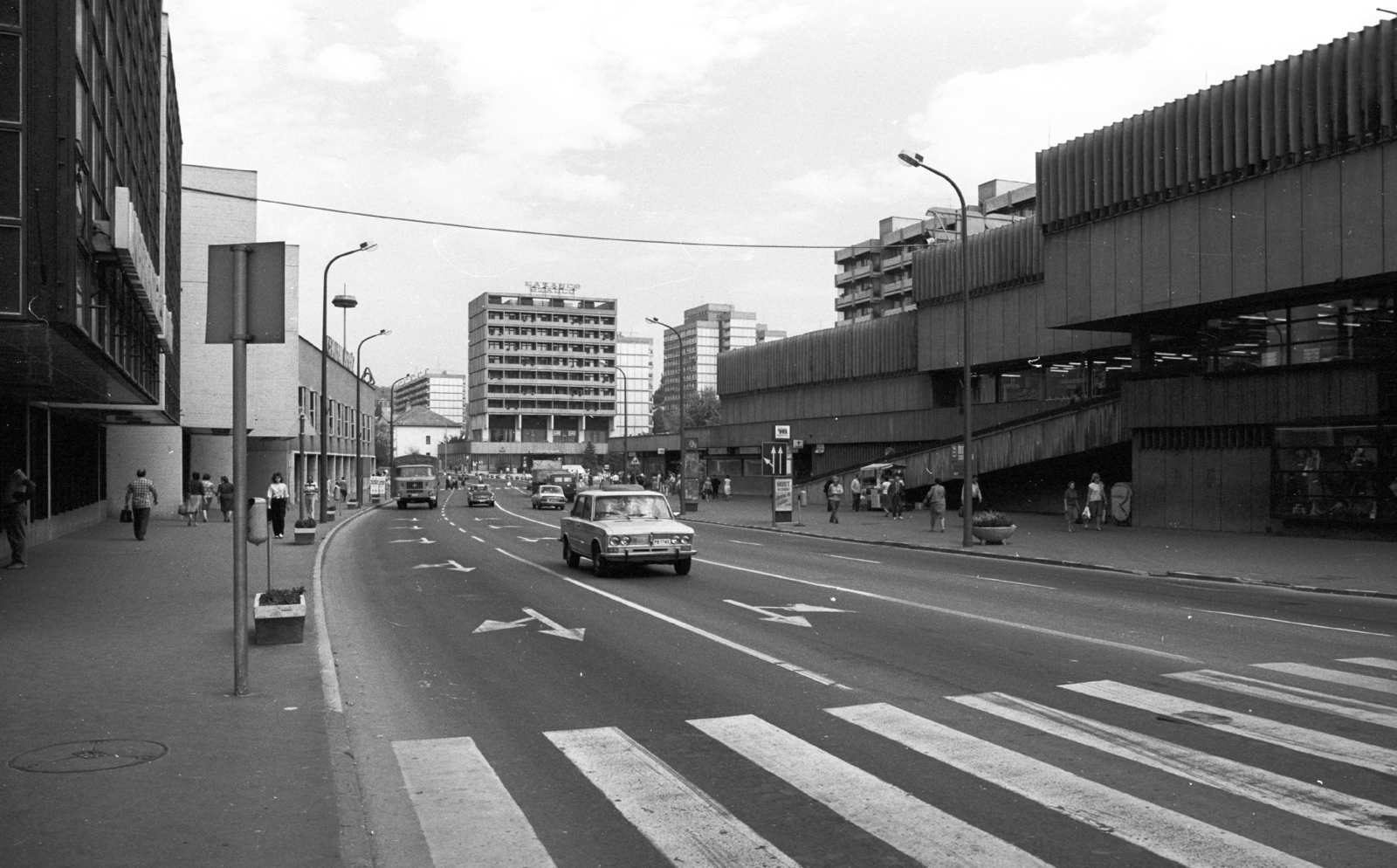 Hungary, Salgótarján, Rákóczi út, Pécskő üzletház, szemben a Karancs szálló., 1986, Építésügyi Dokumentációs és Információs Központ, VÁTI, Soviet brand, Lada-brand, automobile, crosswalk, Fortepan #32290