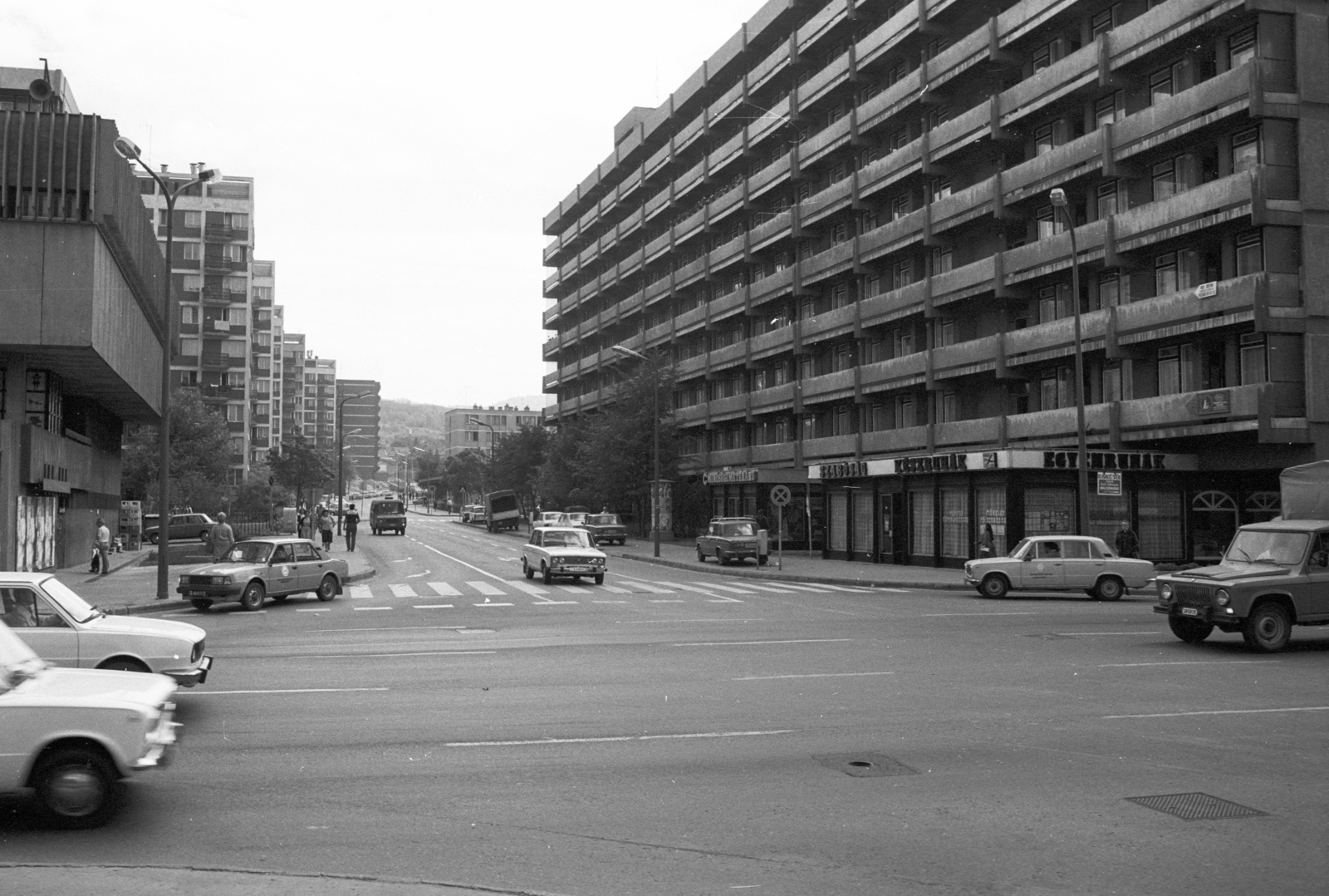 Hungary, Salgótarján, Rákóczi út, szemben Pécskő út., 1986, Építésügyi Dokumentációs és Információs Központ, VÁTI, Soviet brand, street view, Lada-brand, ARO-brand, automobile, Romanian make, crosswalk, Fortepan #32291