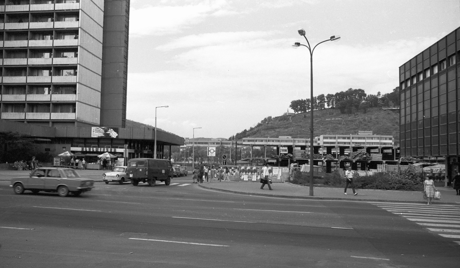 Hungary, Salgótarján, Erzsébet tér a Rákóczi útról nézve., 1986, Építésügyi Dokumentációs és Információs Központ, VÁTI, crosswalk, Fortepan #32292