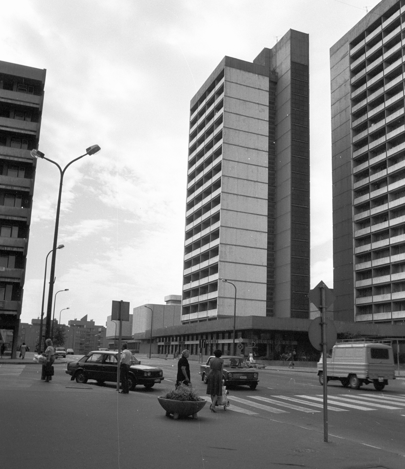 Hungary, Salgótarján, Rákóczi út, jobbra a garzonházak., 1986, Építésügyi Dokumentációs és Információs Központ, VÁTI, tall house, crosswalk, Fortepan #32293