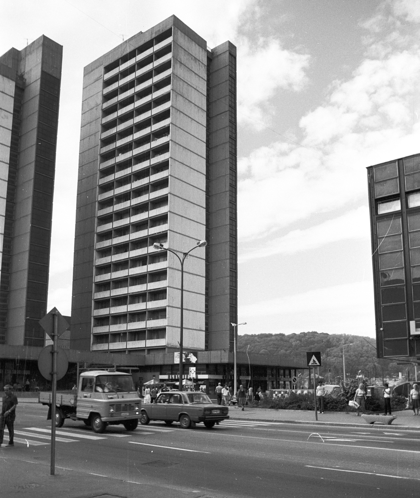 Hungary, Salgótarján, Rákóczi út az Erzsébet térnél, garzonházak., 1986, Építésügyi Dokumentációs és Információs Központ, VÁTI, Soviet brand, Lada-brand, Zuk-brand, Polish brand, automobile, tall house, crosswalk, Fortepan #32294