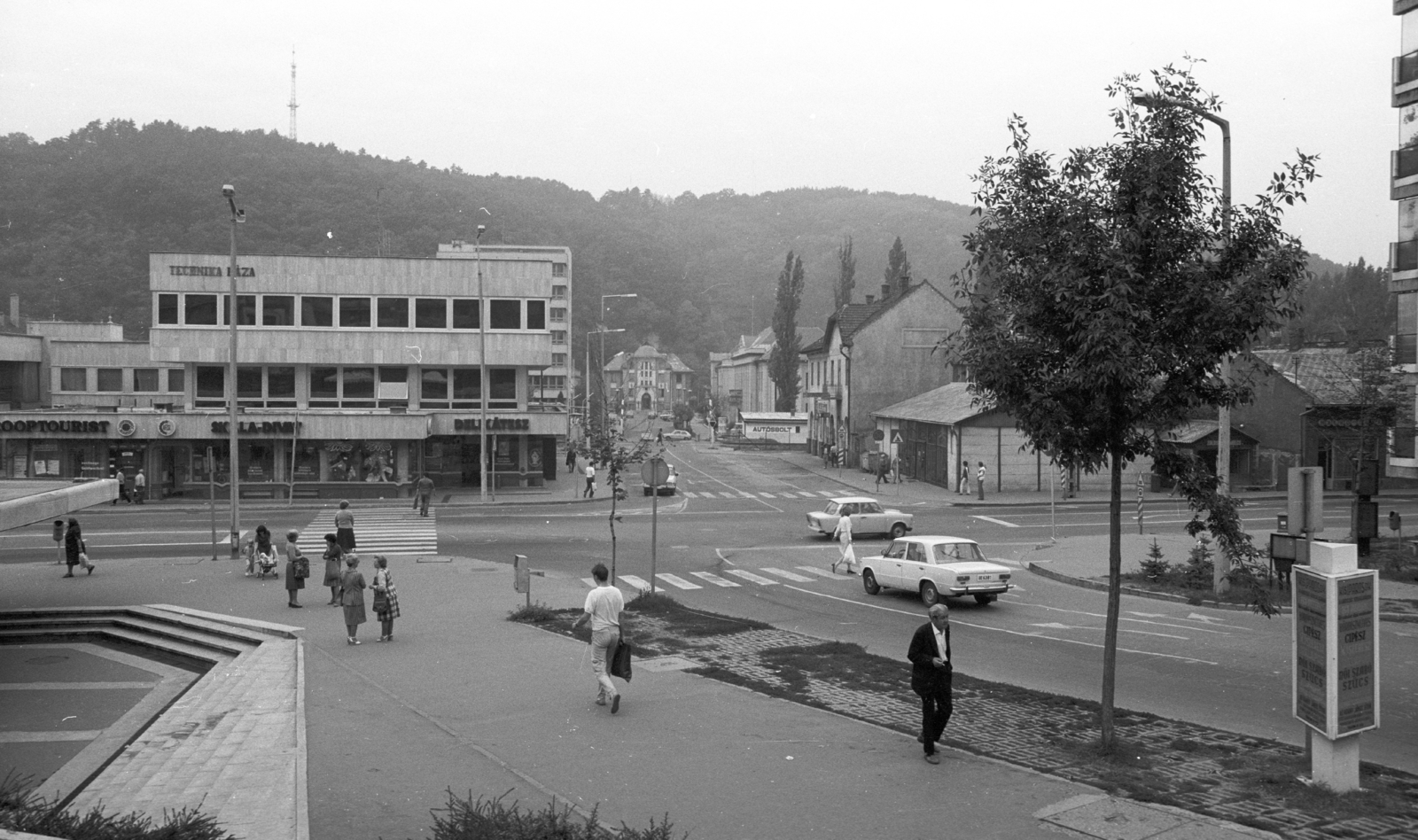 Magyarország, Salgótarján, Rákóczi út - Kossuth Lajos út - Arany János út találkozása, Technika Háza., 1986, Építésügyi Dokumentációs és Információs Központ, VÁTI, gyalogátkelő, Fortepan #32298