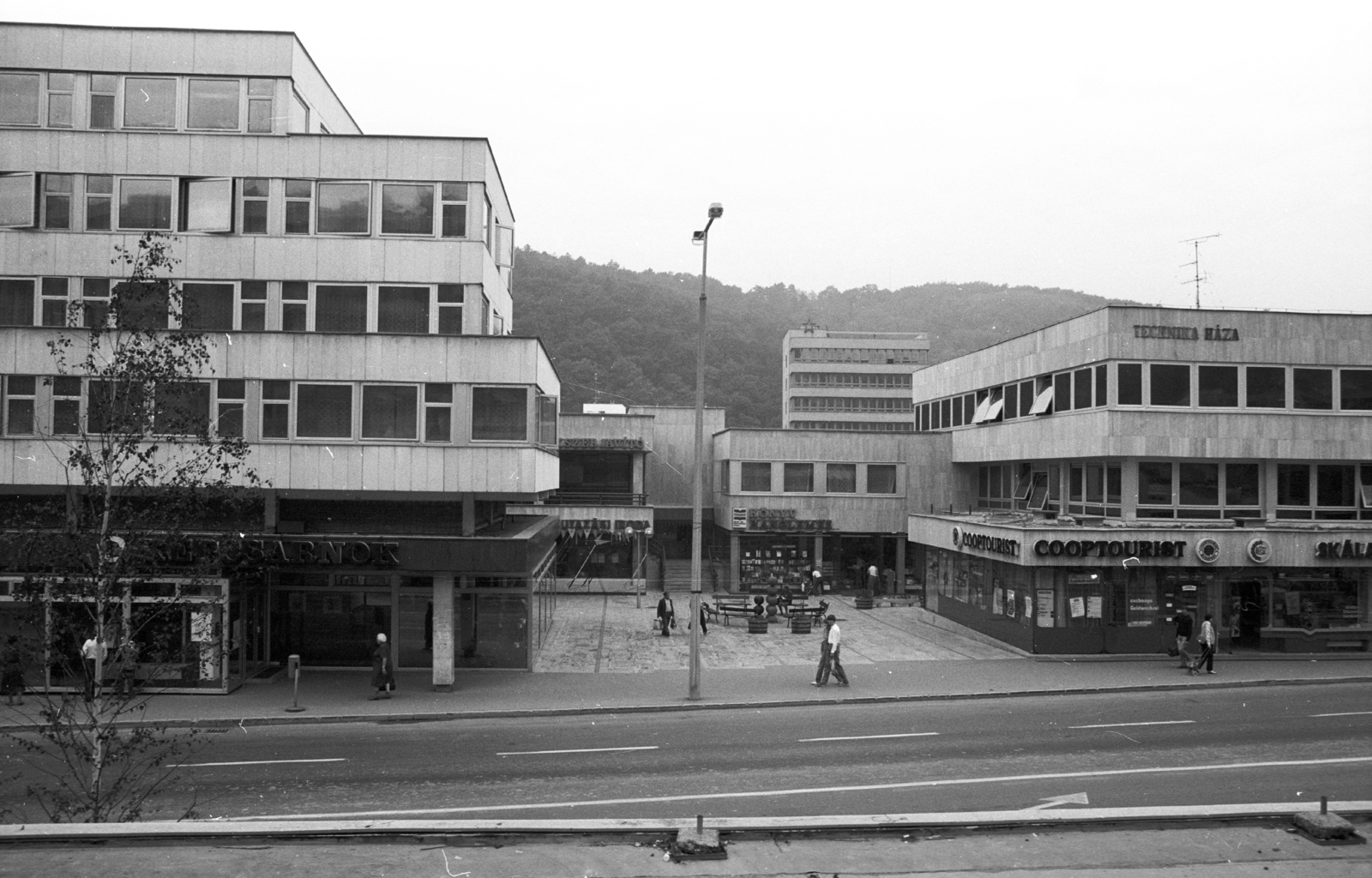 Hungary, Salgótarján, a Magyar Nemzeti Bank és a Technika háza az ÉVI üzletház tetőteraszáról., 1986, Építésügyi Dokumentációs és Információs Központ, VÁTI, Fortepan #32299