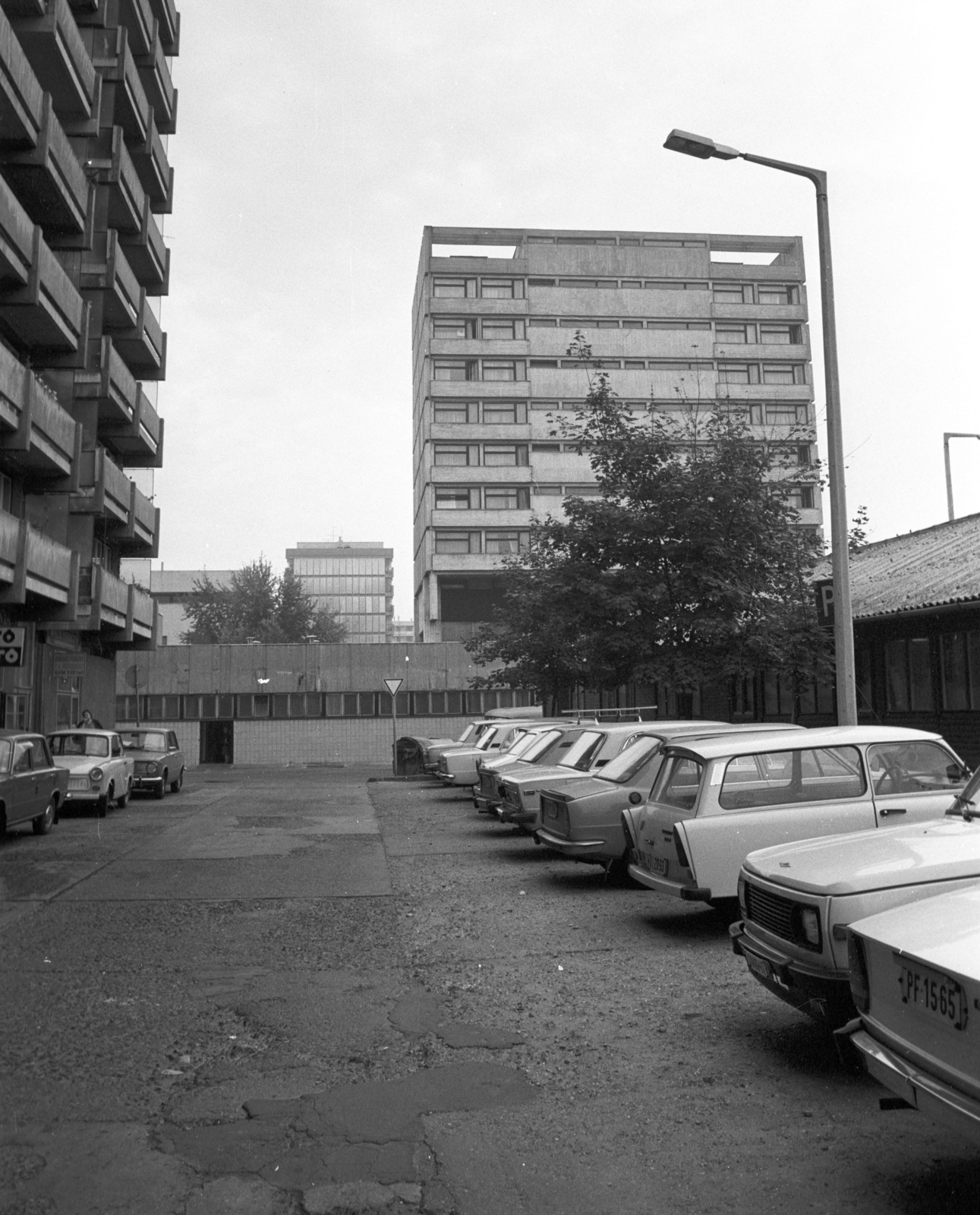 Hungary, Salgótarján, Karancs szálló az Arany János utca felől nézve., 1986, Építésügyi Dokumentációs és Információs Központ, VÁTI, Fortepan #32303
