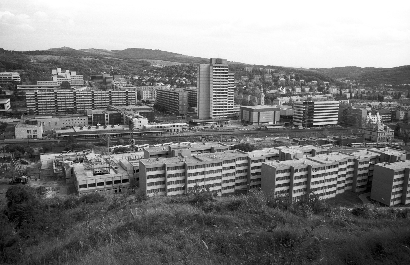 Magyarország, Salgótarján, kilátás a Szent Imre-hegyről a vasútállomás és a városközpont felé., 1986, Építésügyi Dokumentációs és Információs Központ, VÁTI, látkép, vasútállomás, magasház, Fortepan #32309