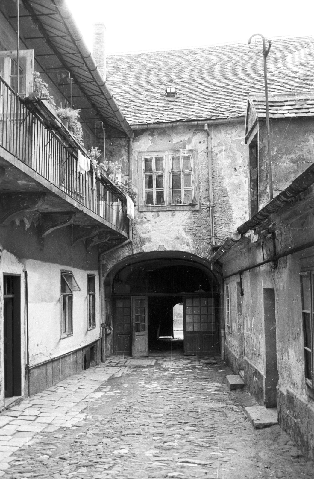 Hungary, Sopron, Templom utca 16. udvara., 1967, Építésügyi Dokumentációs és Információs Központ, VÁTI, gateway, Fortepan #32314