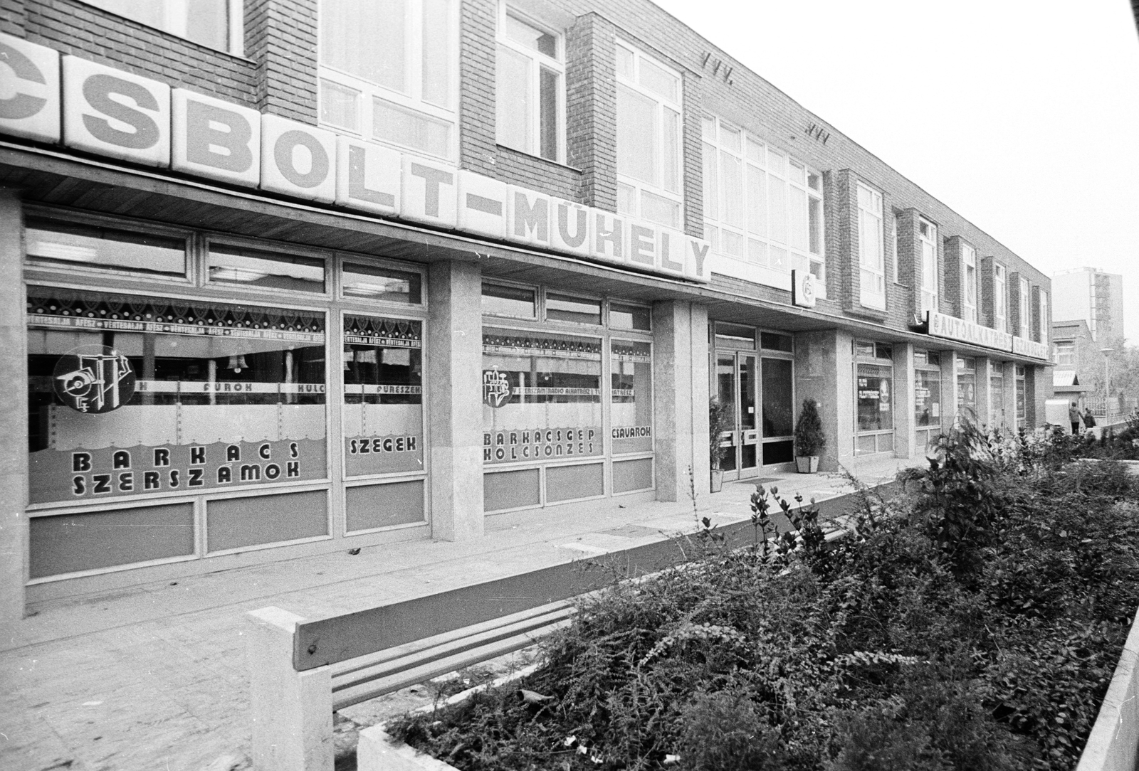 Hungary, Tata-Tóváros, Dózsakert lakótelep, II. Rákóczi Ferenc tér, bevásárlóközpont., 1985, Építésügyi Dokumentációs és Információs Központ, VÁTI, DIY shop, Fortepan #32330