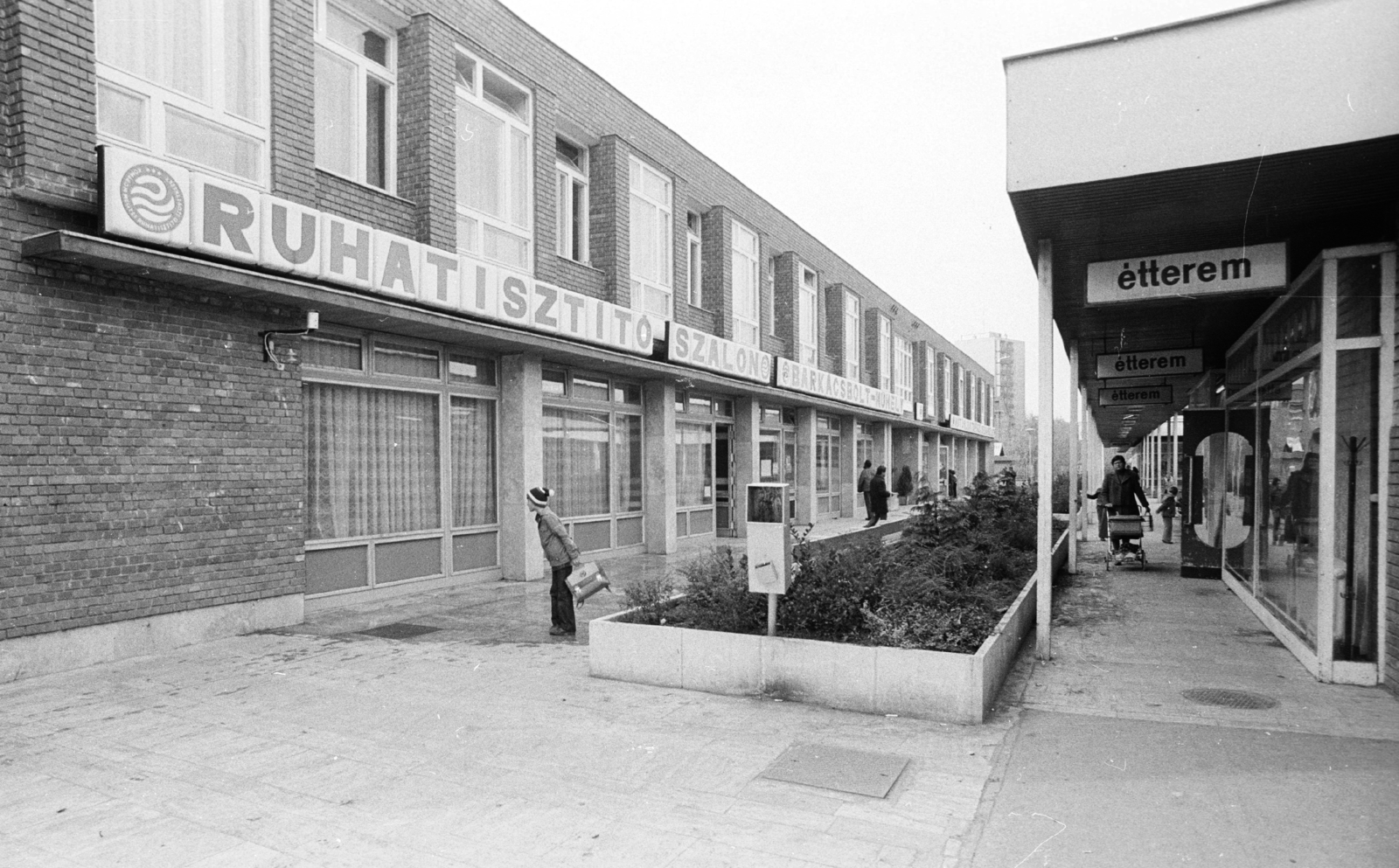 Magyarország, Tatabánya, Dózsakert lakótelep, II. Rákóczi Ferenc tér, bevásárlóközpont., 1985, Építésügyi Dokumentációs és Információs Központ, VÁTI, Fortepan #32331