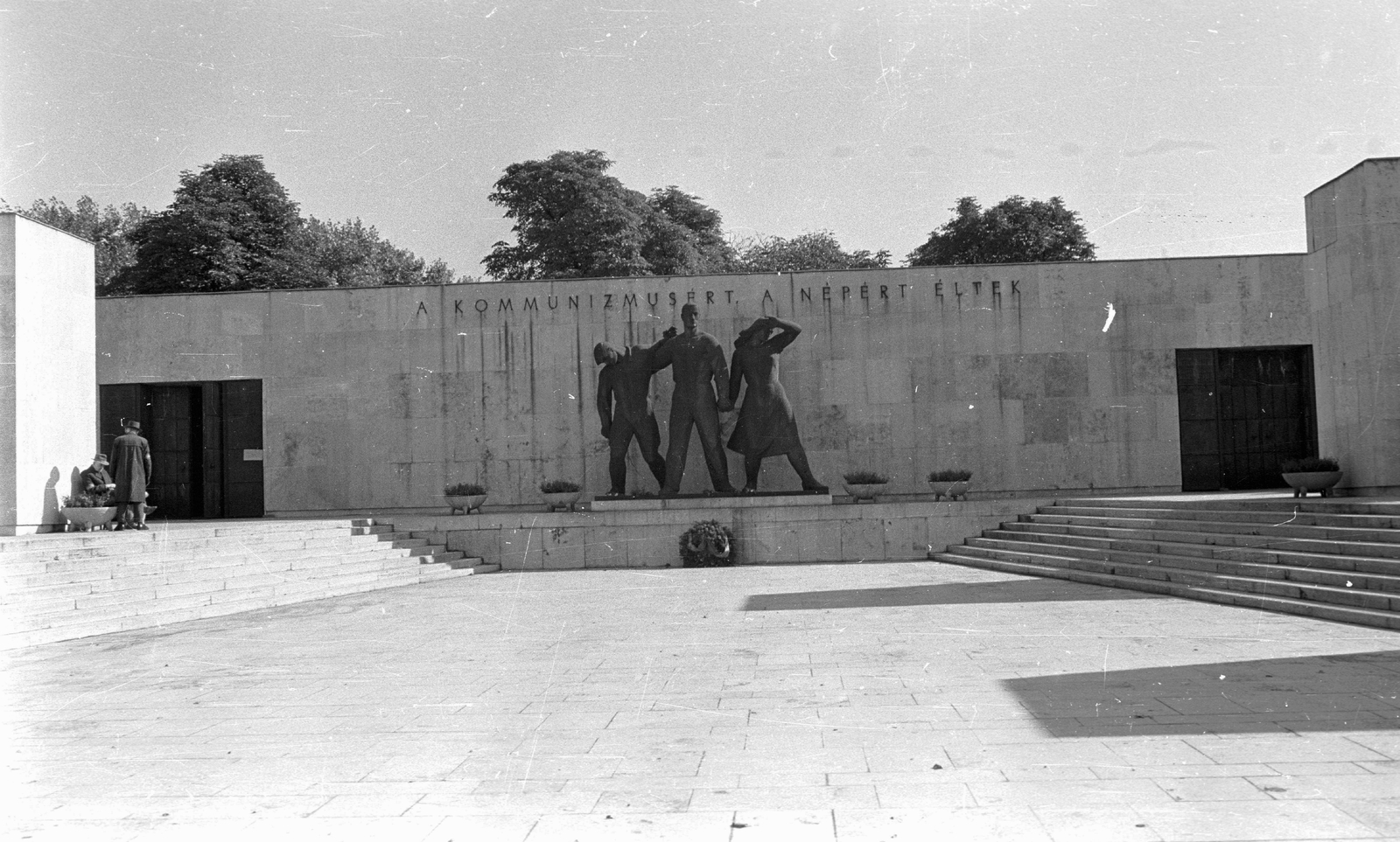 Hungary, Budapest VIII., Fiumei úti Nemzeti Sírkert (Kerepesi temető), Munkásmozgalmi pantheon., 1968, Építésügyi Dokumentációs és Információs Központ, VÁTI, cemetery, socialist realism, Budapest, sculptural group, Fortepan #32333