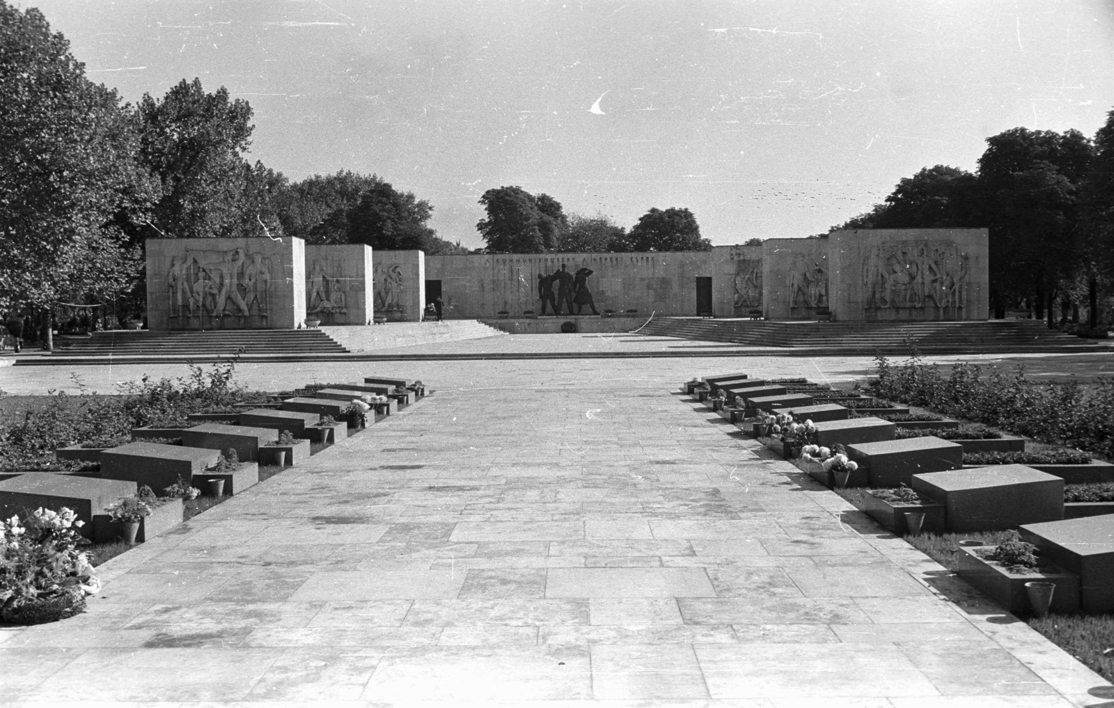 Hungary, Budapest VIII., Fiumei úti Nemzeti Sírkert (Kerepesi temető), Munkásmozgalmi pantheon., 1968, Építésügyi Dokumentációs és Információs Központ, VÁTI, cemetery, socialist realism, Budapest, relief, sculptural group, Fortepan #32335