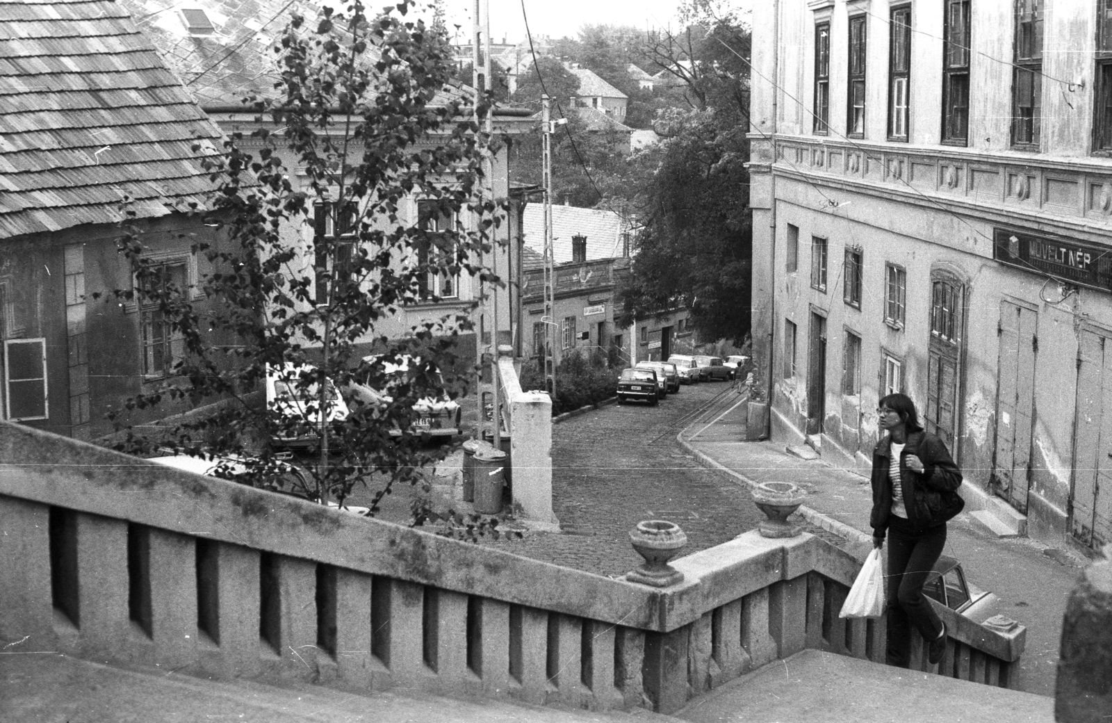 Hungary, Veszprém, Sziklai János utca., 1983, Építésügyi Dokumentációs és Információs Központ, VÁTI, street view, stairs, dustbin, automobile, Fortepan #32344