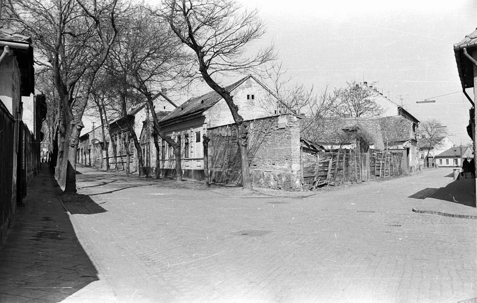 Magyarország, Kecskemét, Zimay László utca - Simonyi utca sarok, távolban a Kápolna utca házai., 1977, Építésügyi Dokumentációs és Információs Központ, VÁTI, utcakép, léckerítés, kuka, Fortepan #32349