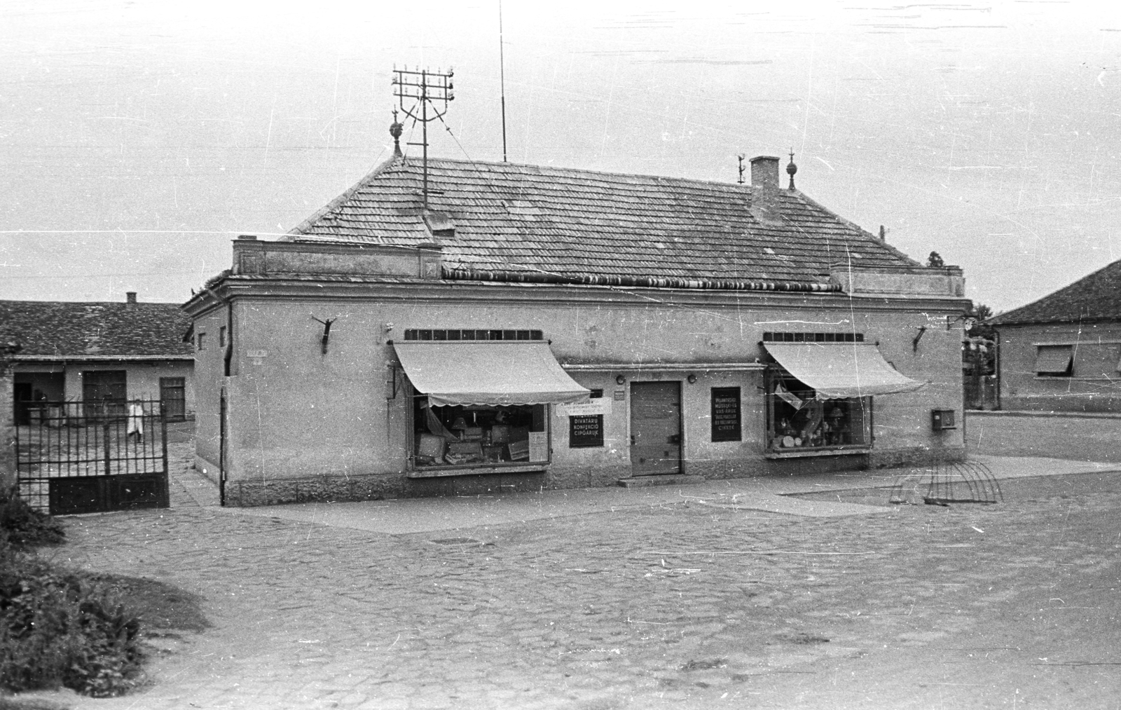 Hungary, Marcali, Hősök tere., 1959, Építésügyi Dokumentációs és Információs Központ, VÁTI, Show window, awning, bicycle holder, Fortepan #32360