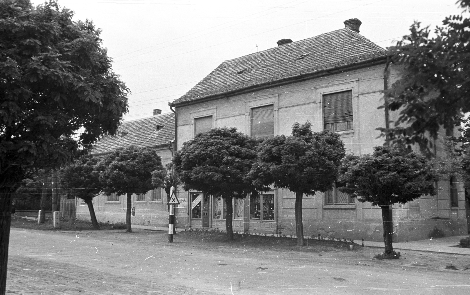 Hungary, Marcali, Petőfi (Vasút, Erzsébet) utca 10., egykor Nyúl József bérháza és üzlete., 1959, Építésügyi Dokumentációs és Információs Központ, VÁTI, road sign, Fortepan #32363