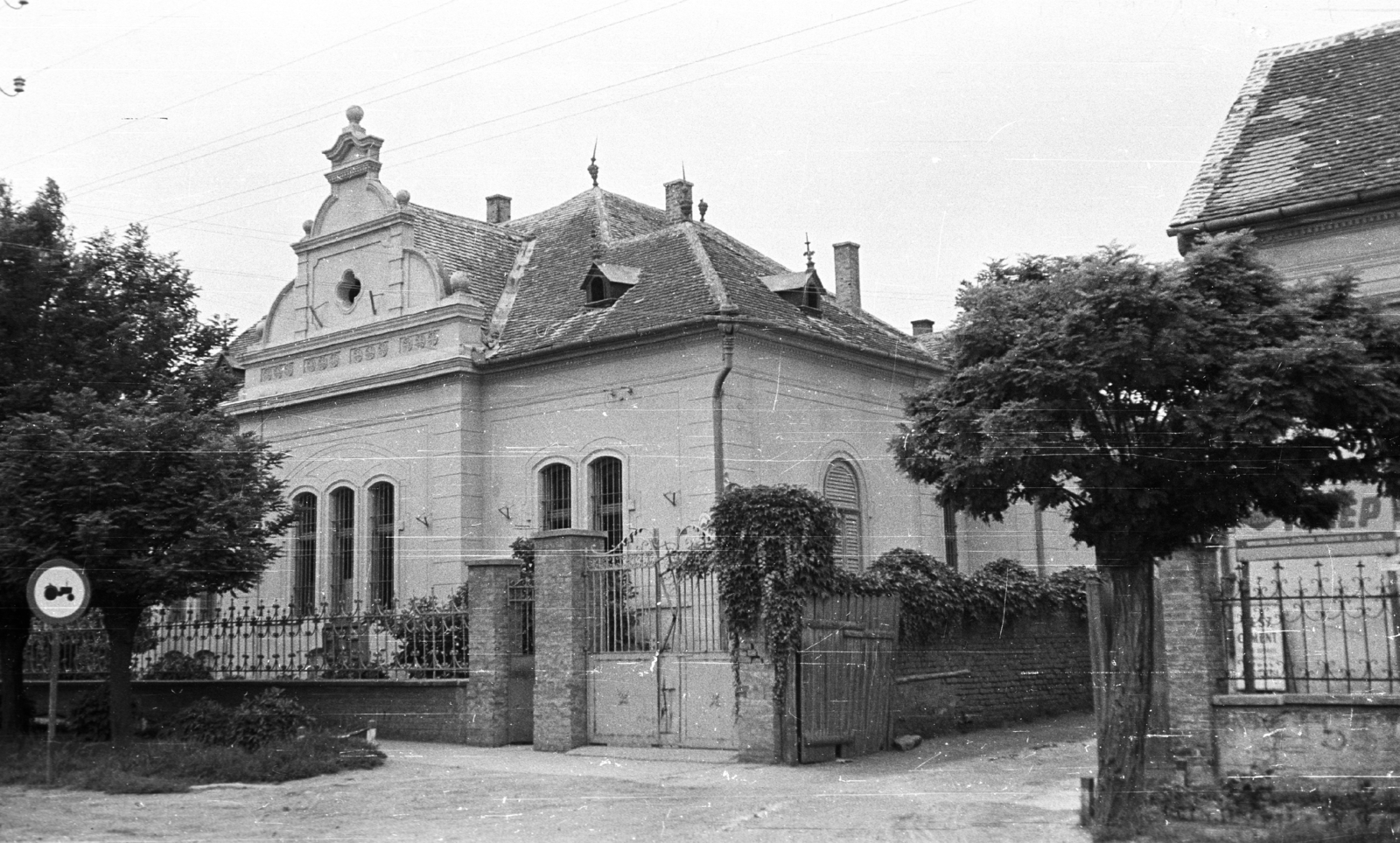 Hungary, Marcali, Petőfi (Vasút, Erzsébet) utca 14., volt Városi Zeneiskola, később Marcali Járási Hivatal., 1959, Építésügyi Dokumentációs és Információs Központ, VÁTI, fence, road sign, Fortepan #32365