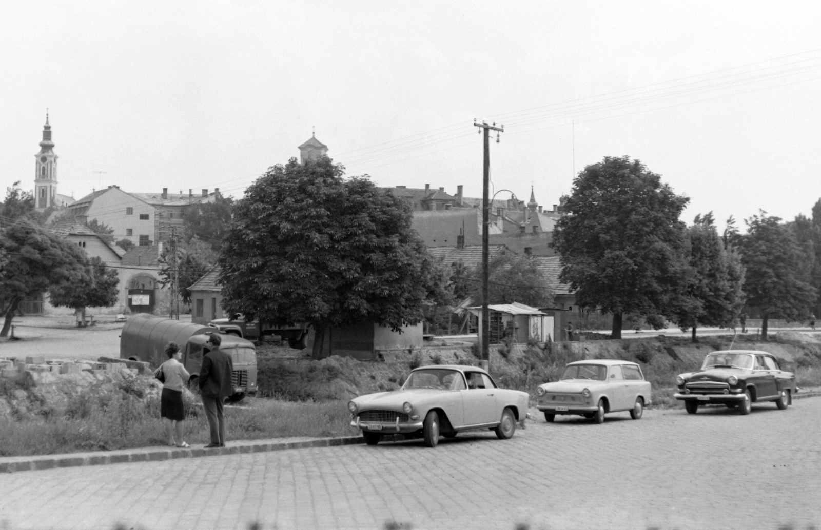 Magyarország, Szentendre, Bükkös patak partja, piac., 1970, Építésügyi Dokumentációs és Információs Központ, VÁTI, automobil, GAZ M21 Volga, rendszám, kukásautó, Trabant 601 Universal, Fortepan #32367